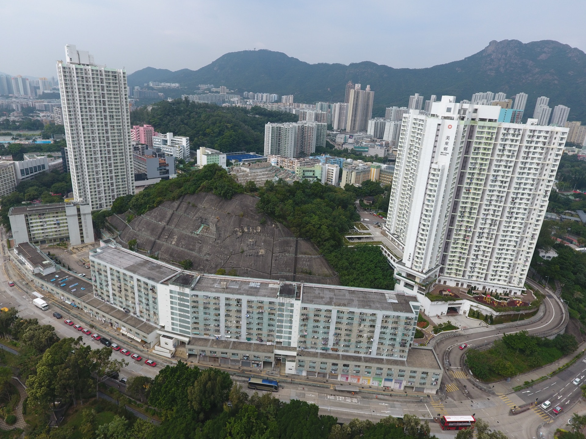 屹立九龍城逾40年的美東邨,其中兩幢預計將於明年重建,並預料可提供2,800個公屋單位。(黃偉民攝) 屹立九龍城逾40年的美東邨,其中兩幢預計將於明年重建,並預料可提供2,800個公屋單位。(黃偉民攝)