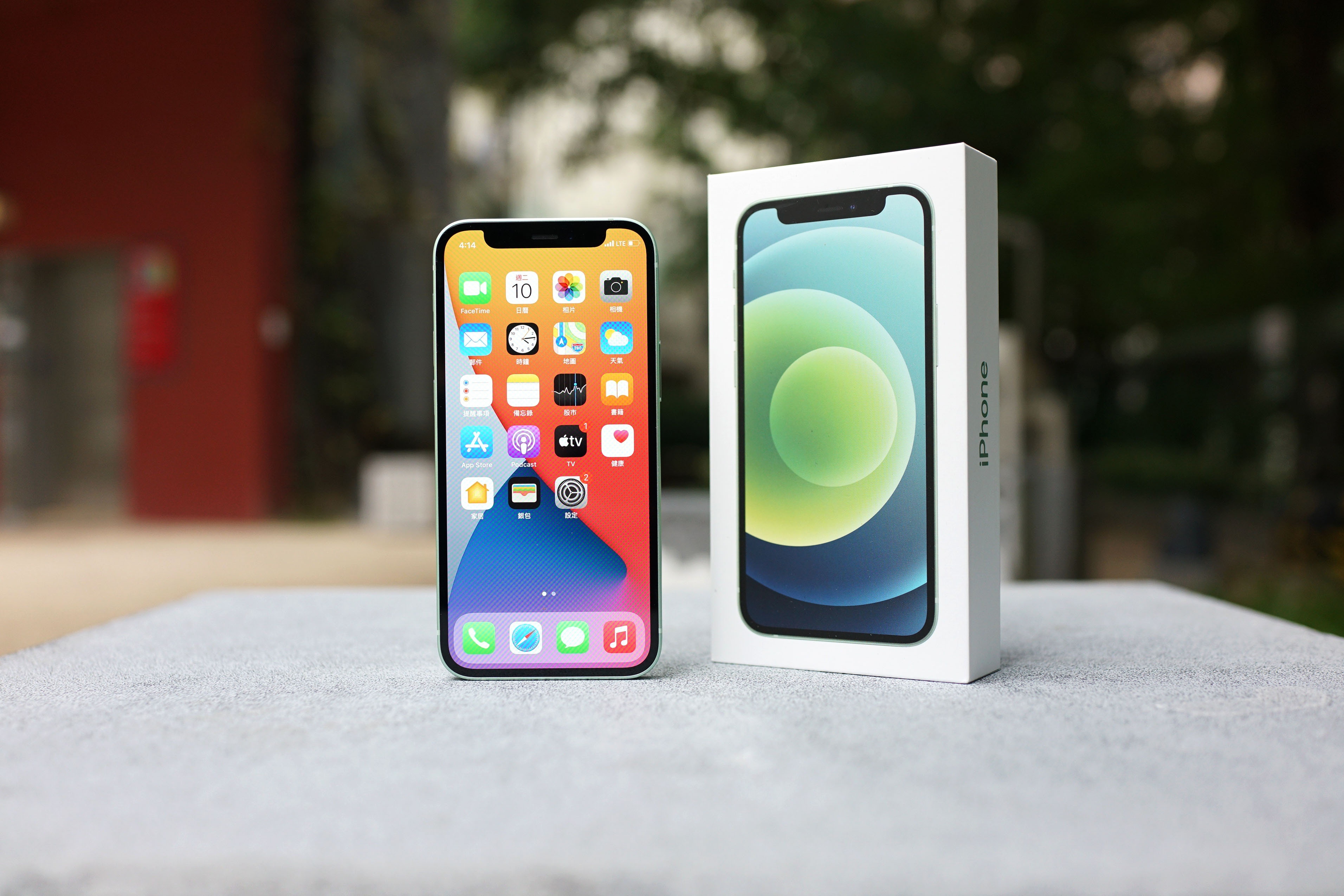 今次記者入手綠色的iPhone 12 mini，比起上次的藍色更特別。（林勇攝）