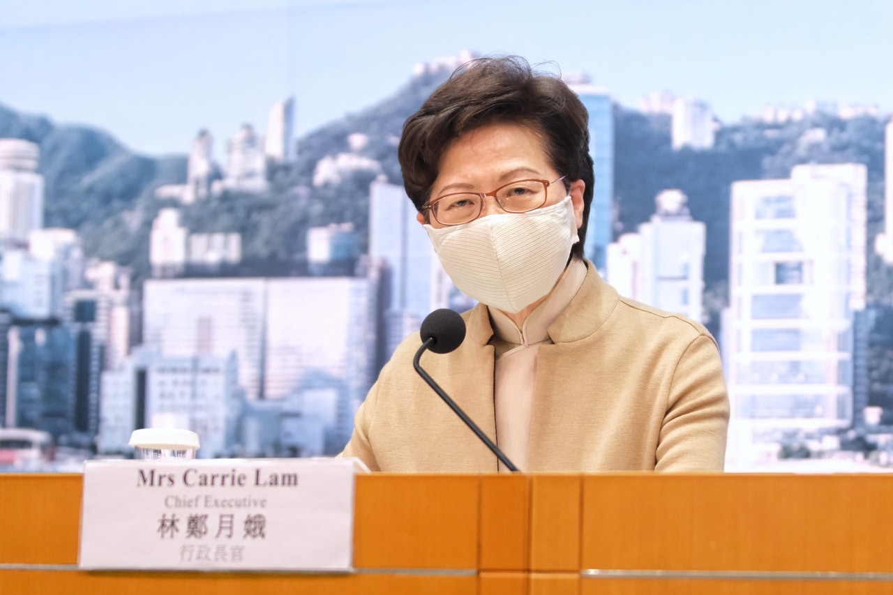 特首林鄭月娥表示,政府留意到立法會有數位議員早前經選舉主任依法認定,屬於「不擁護、不效忠」,但又繼續坐在立法會中,是「不合邏輯、自相矛盾、不符合政治倫理」,所以特首有責任處理這問題。(羅君豪攝) 特首林鄭月娥表示,政府留意到立法會有數位議員早前經選舉主任依法認定,屬於「不擁護、不效忠」,但又繼續坐在立法會中,是「不合邏輯、自相矛盾、不符合政治倫理」,所以特首有責任處理這問題。(羅君豪攝)
