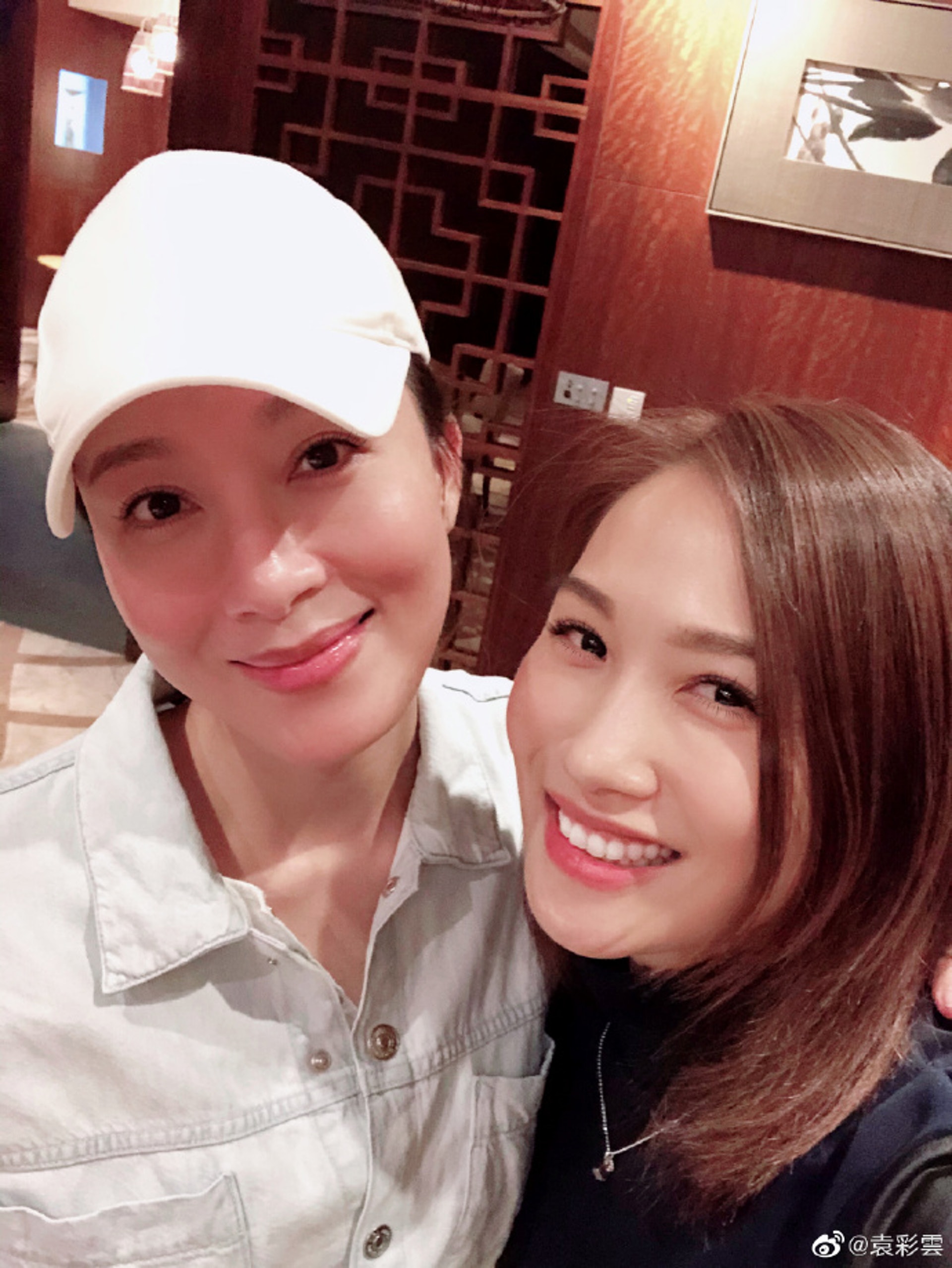 袁彩雲(Fiona)近日從加拿大返港,便隨即相約一眾圈中好友見面,如楊茜堯(前名:楊怡)相聚,但原來兩人已有6年沒有見面了。(袁彩雲@微博) 袁彩雲(Fiona)近日從加拿大返港,便隨即相約一眾圈中好友見面,如楊茜堯(前名:楊怡)相聚,但原來兩人已有6年沒有見面了。(袁彩雲@微博)