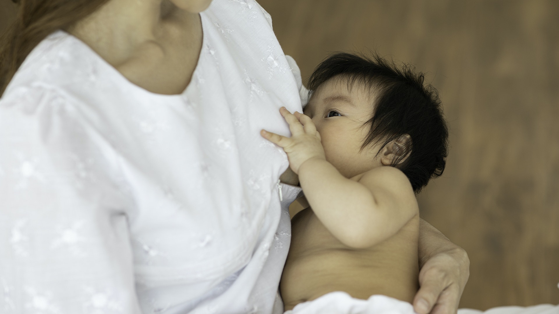 餵哺母乳|嬰兒只喝人奶較瘦小易貧血? 研究:身高或落後標準 餵哺母乳|嬰兒只喝人奶較瘦小易貧血? 研究:身高或落後標準