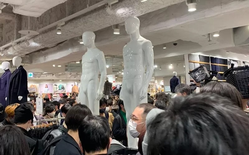 UNIQLO+J系列日本開售「全民瘋搶」 人形模特兒也被「剝光豬」