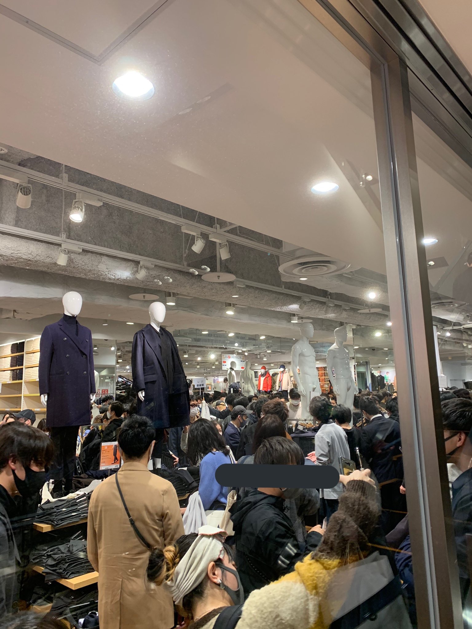 UNIQLO+J系列日本開售「全民瘋搶」 人形模特兒也被「剝光豬」