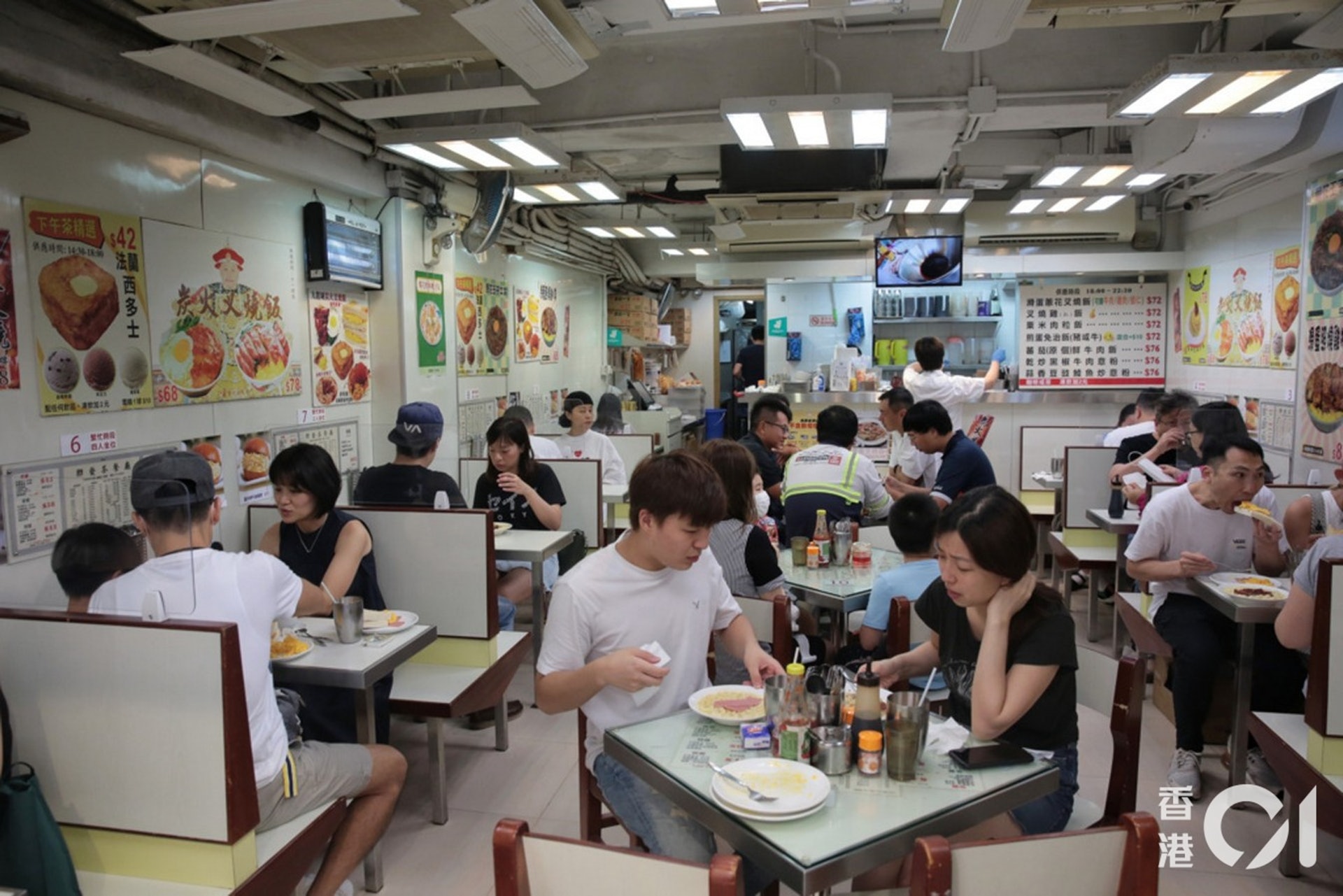 11月16日起,食肆由最多6人一枱減至4人一枱,入座率上限為五成。(資料圖片/李澤彤攝) 11月16日起,食肆由最多6人一枱減至4人一枱,入座率上限為五成。(資料圖片/李澤彤攝)