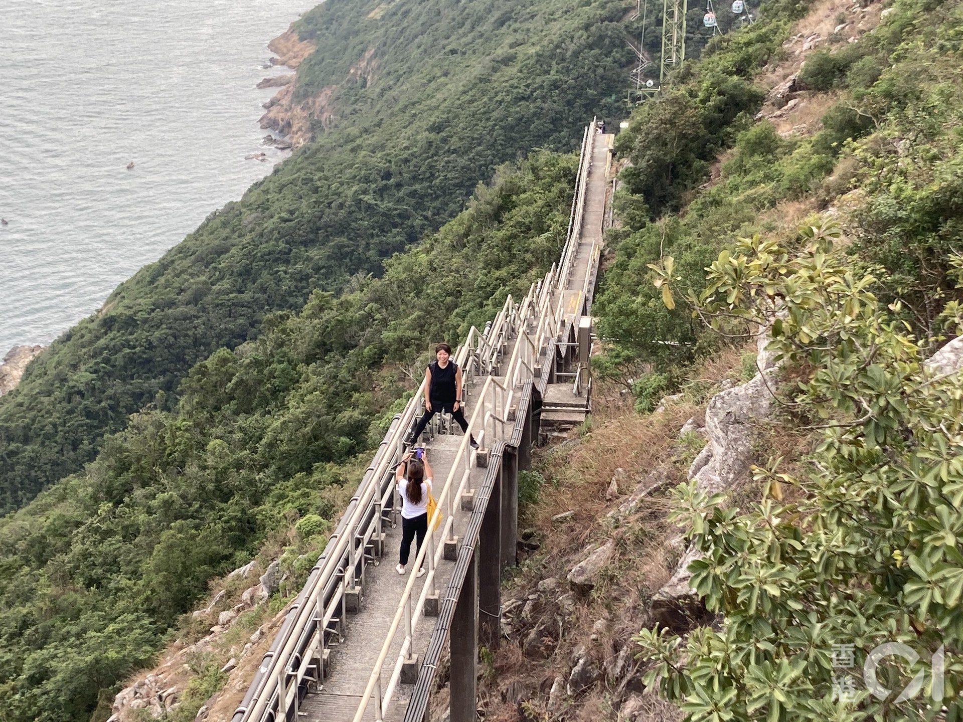 海洋公園纜車塔驚見行山人士攀爬「打卡」 險象環生 - 香港高登討論區