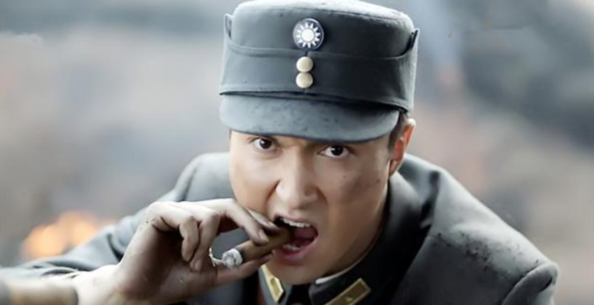 《雷霆戰將》出現角色抽雪茄從容應戰的畫面,引發網絡大量差評。(微博) 《雷霆戰將》出現角色抽雪茄從容應戰的畫面,引發網絡大量差評。(微博)