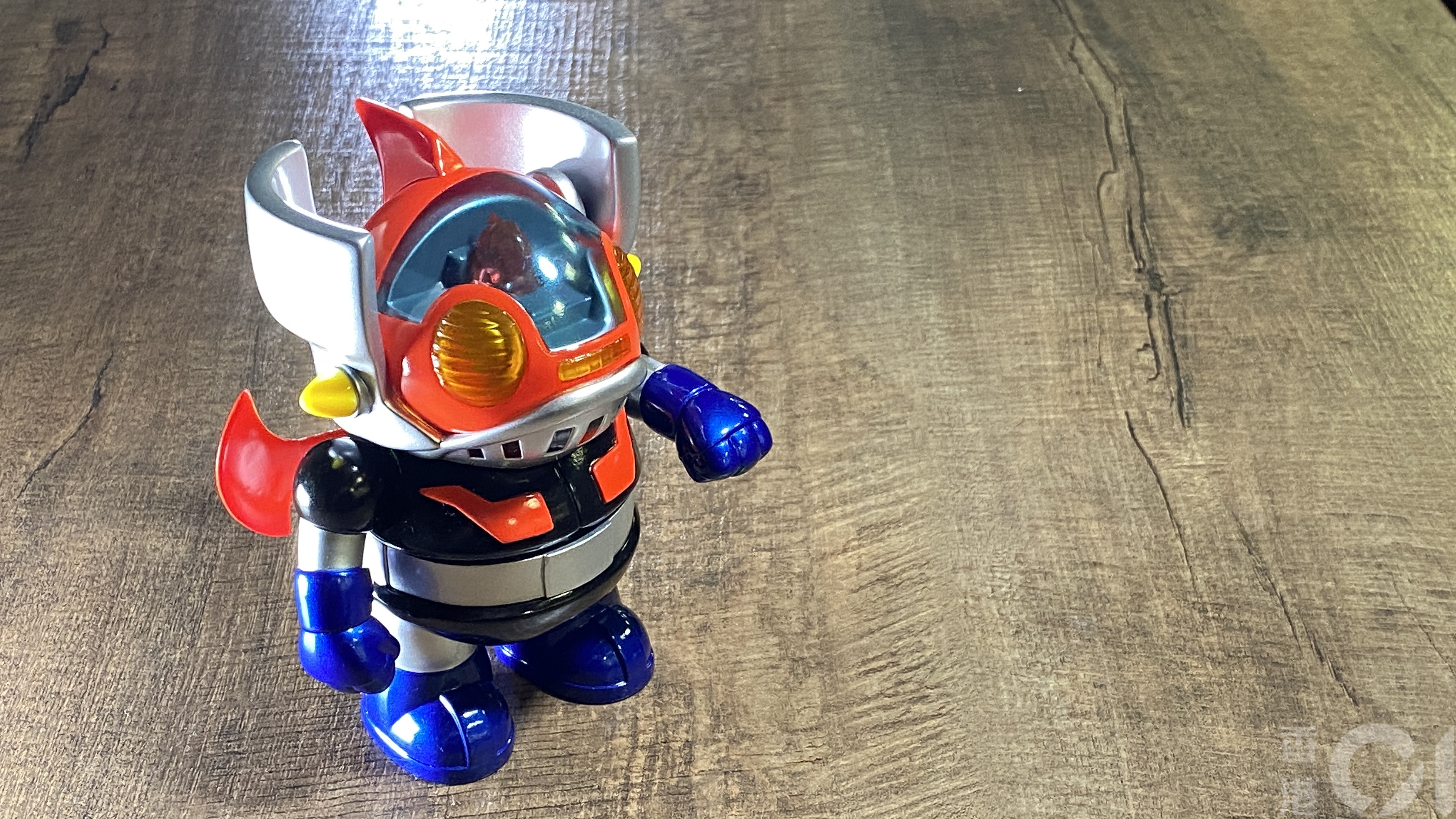Unbox 鮪魚萬能俠 搪膠figure，搪膠本身的黑／藍／紅／銀／黃配色做得非常精準。 （售價$980 年底發貨）（鍾世傑 攝）