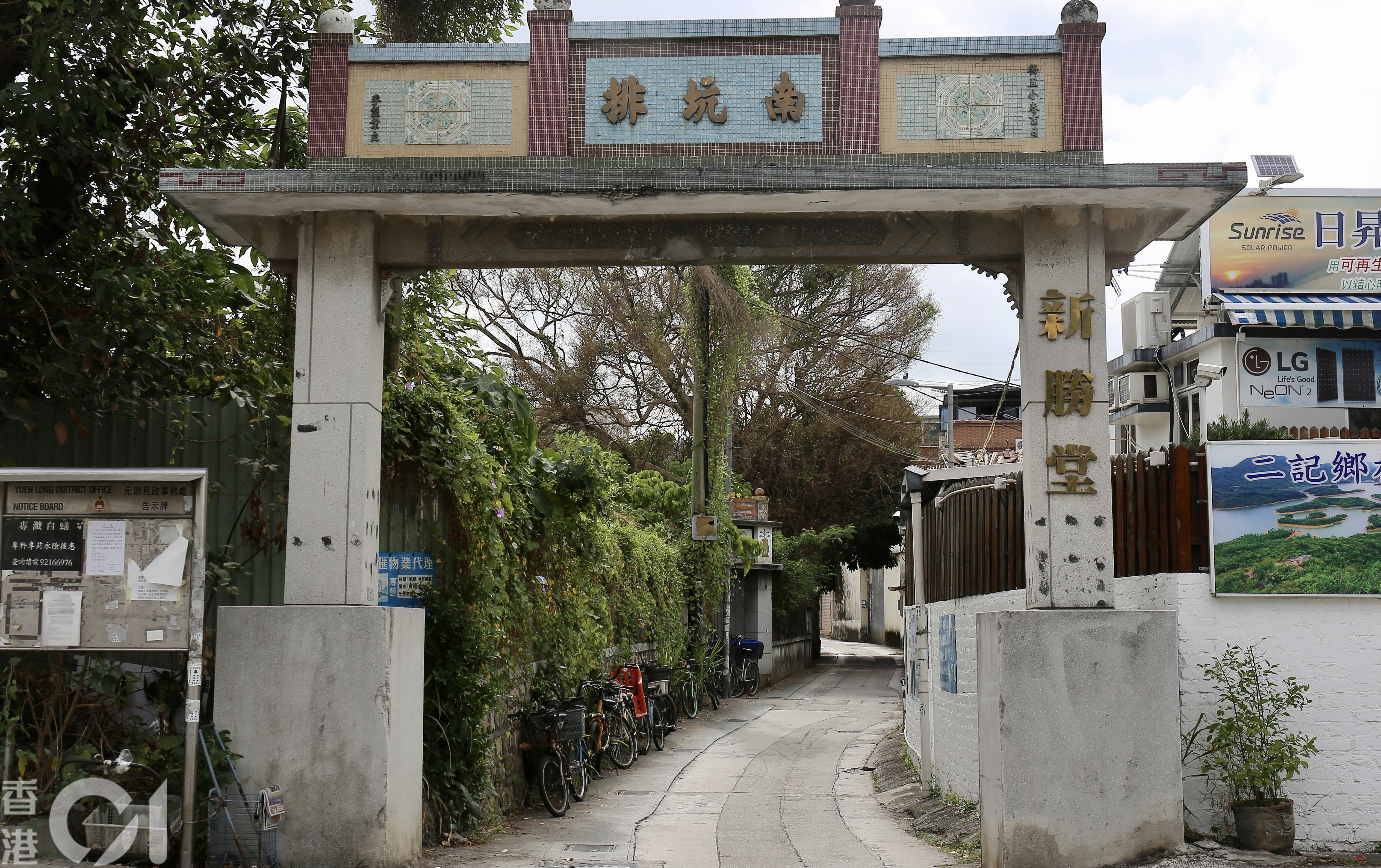 西藏人阿傑來港定居8年多,在元朗南坑排村飼養6隻羊,日頭放養,夜晚羊會自行返回前園。(郭倩雯攝) 西藏人阿傑來港定居8年多,在元朗南坑排村飼養6隻羊,日頭放養,夜晚羊會自行返回前園。(郭倩雯攝)