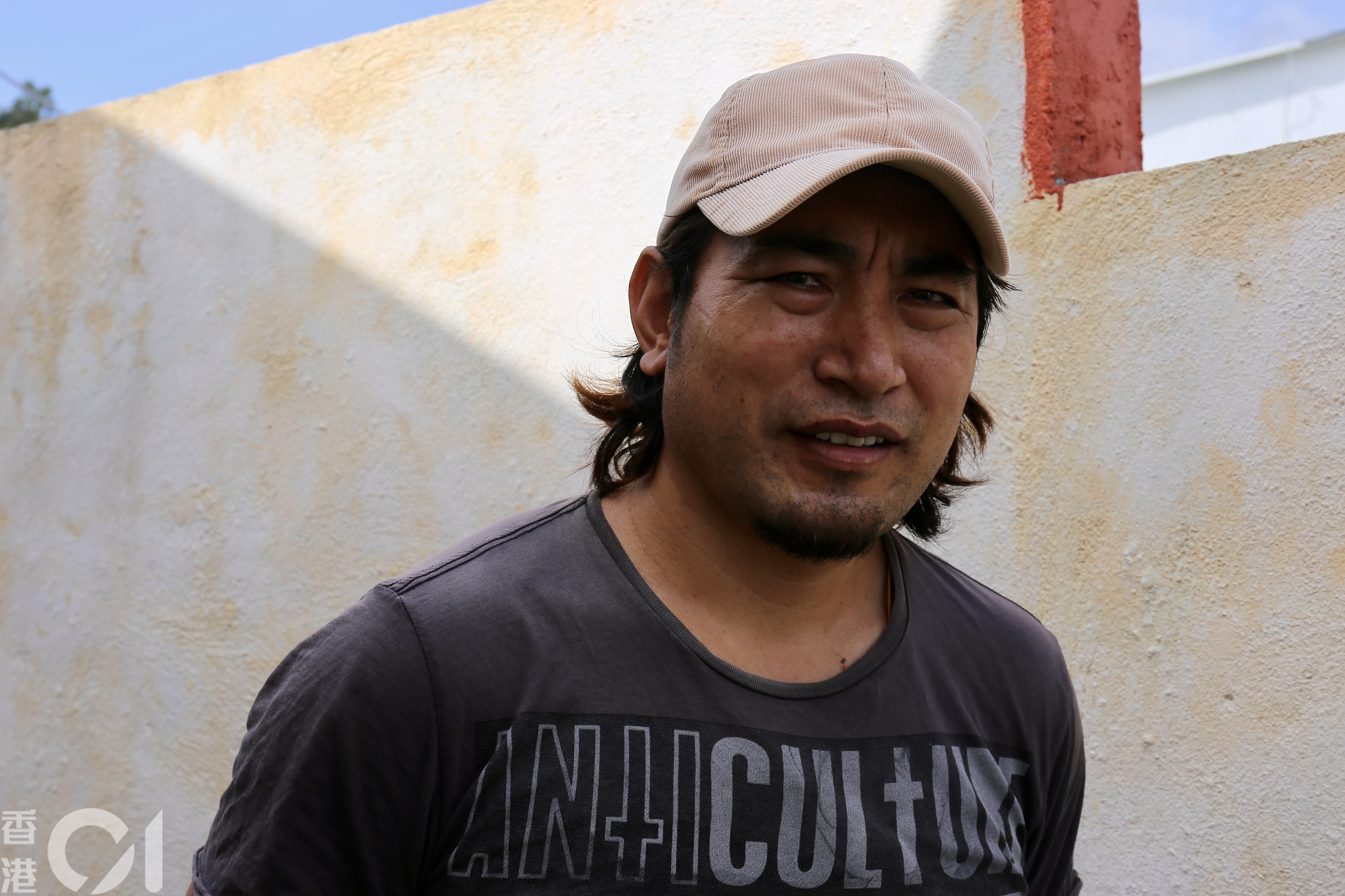 「西藏人鍾意養羊,好細個都養羊同牛。」飼主西藏人阿傑來港定居8年多,在元朗南坑排村飼養6隻羊,正在前園準備為羊起建屋。(郭倩雯攝) 「西藏人鍾意養羊,好細個都養羊同牛。」飼主西藏人阿傑來港定居8年多,在元朗南坑排村飼養6隻羊,正在前園準備為羊起建屋。(郭倩雯攝)