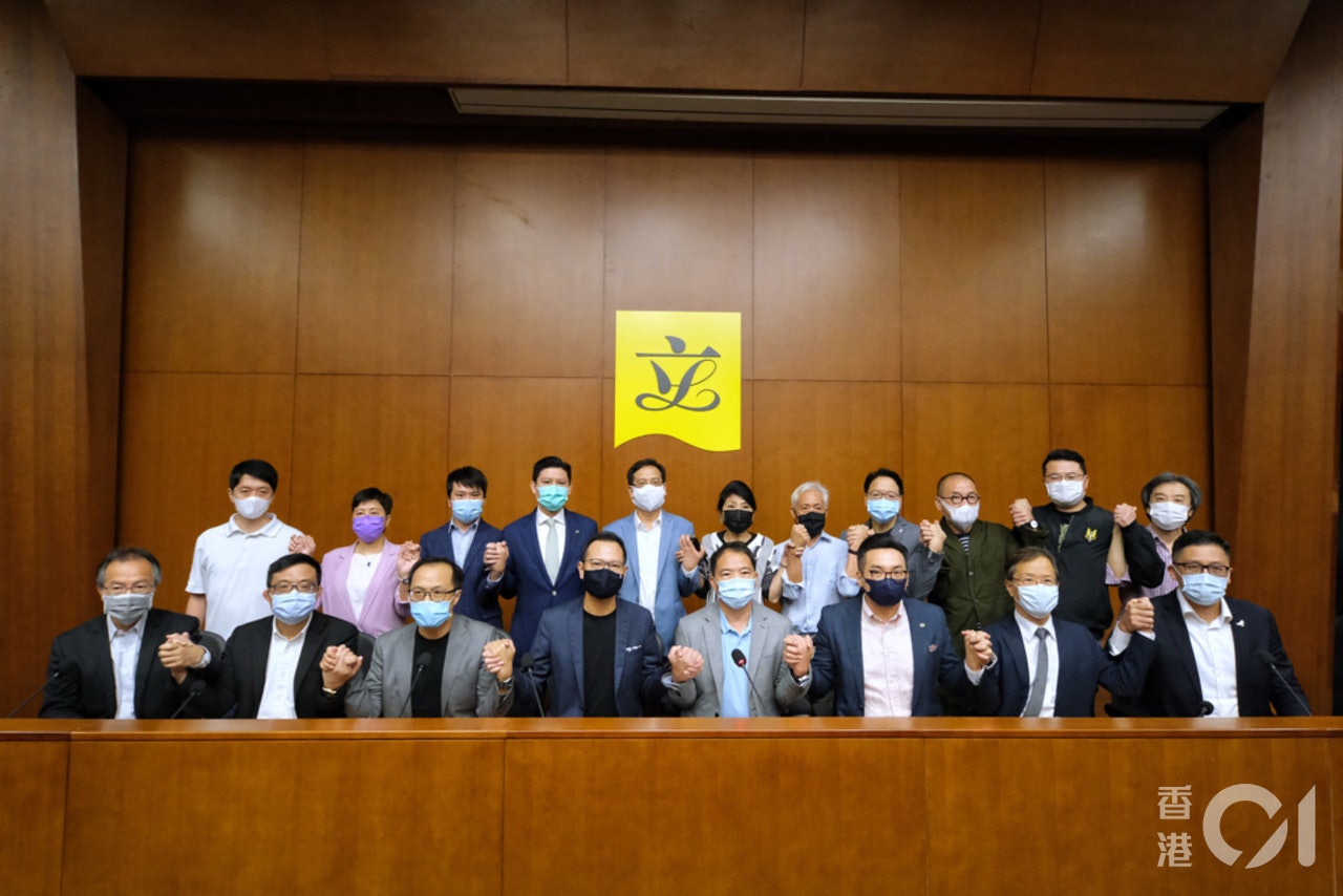 全國人大常委會在11月11日作出了關於香港立法會議員資格的决定,四名現任立法會議員喪失資格,另外15名泛民派議員决定通過「總辭」以示對全國人大常委會决定的抗議。(資料圖片/羅君豪攝) 全國人大常委會在11月11日作出了關於香港立法會議員資格的决定,四名現任立法會議員喪失資格,另外15名泛民派議員决定通過「總辭」以示對全國人大常委會决定的抗議。(資料圖片/羅君豪攝)