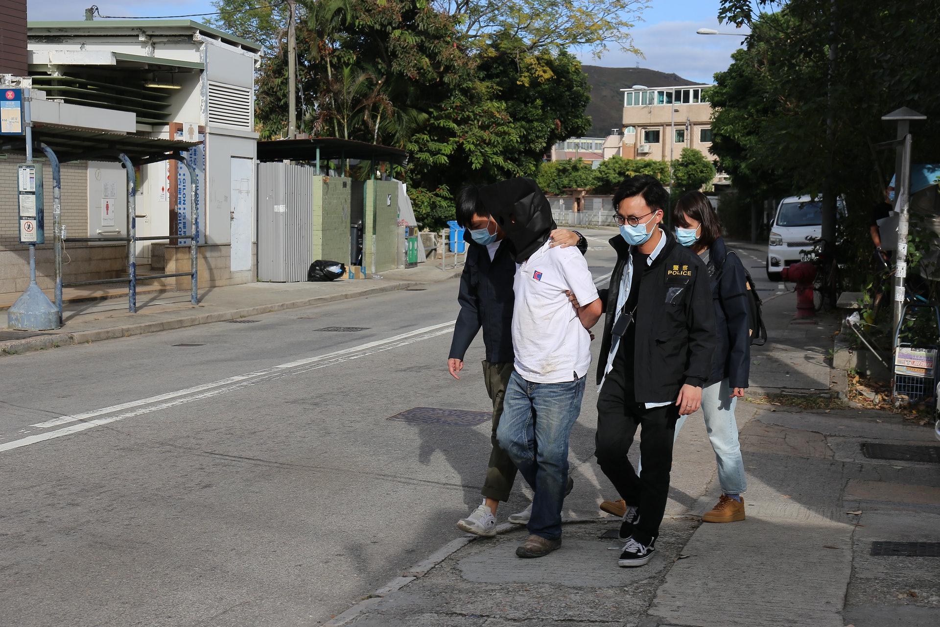 蕉林農夫被捕,涉嫌殘酷對待動物。(郭倩雯攝) 蕉林農夫被捕,涉嫌殘酷對待動物。(郭倩雯攝)