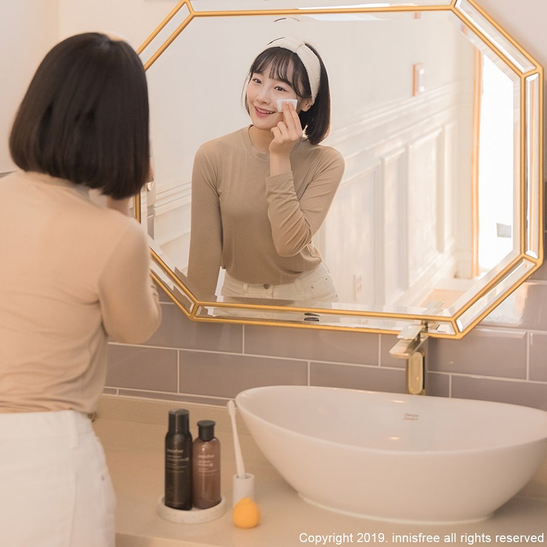 使用卸妝水時,先於肌膚上敷 3 - 5秒,再沿着肌理方向,由下而上、由內而外卸除彩妝。(IG@innisfreeofficial) 使用卸妝水時,先於肌膚上敷 3 - 5秒,再沿着肌理方向,由下而上、由內而外卸除彩妝。(IG@innisfreeofficial)