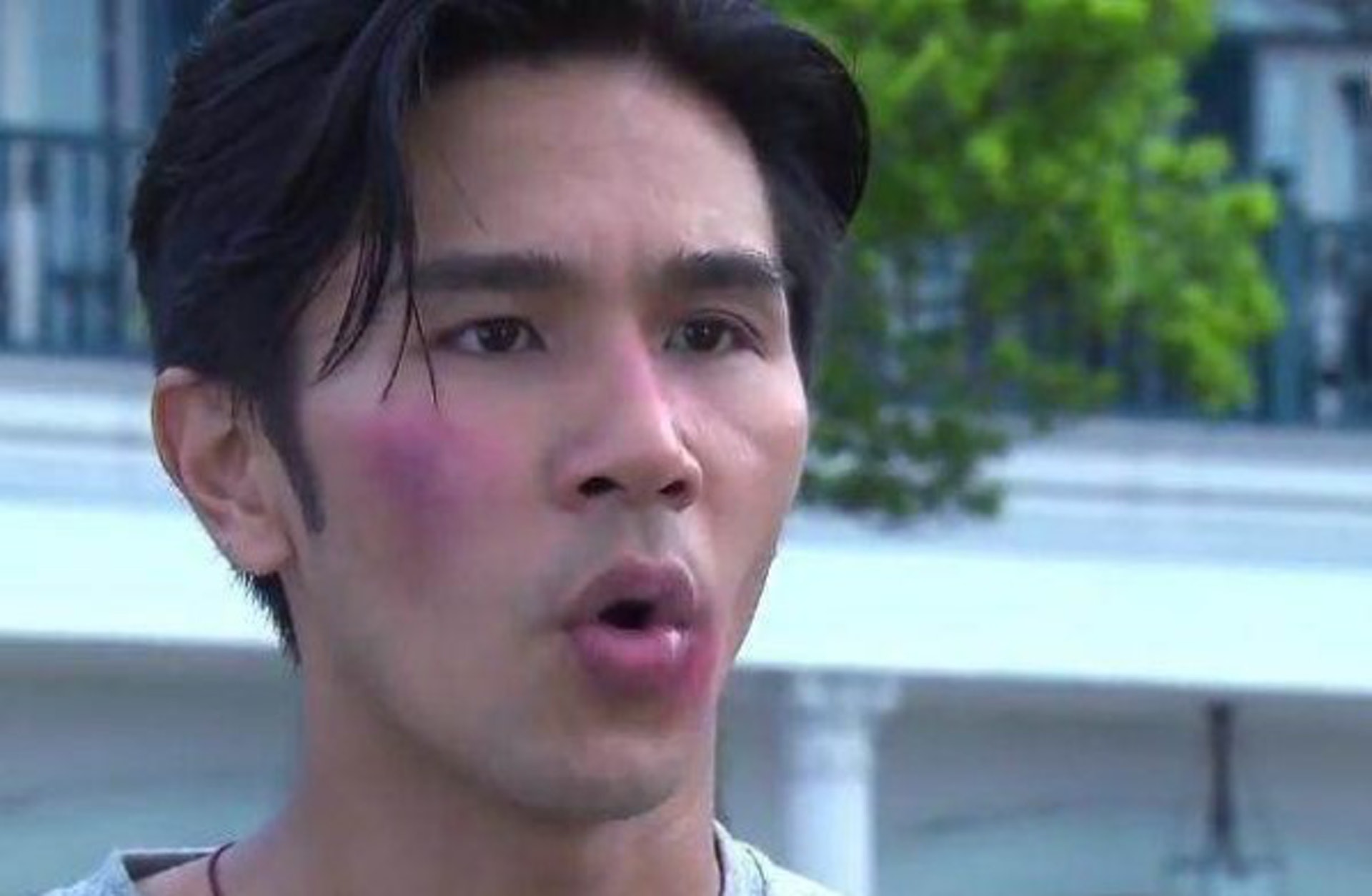 在無綫電視(TVB)處境劇《愛・回家之開心速遞》中飾演「Tyson」的34歲藝人謝可逸,今日(18/11)被傳媒爆料指被女友偷食之餘,更疑似搞出人命。(影片截圖) 在無綫電視(TVB)處境劇《愛・回家之開心速遞》中飾演「Tyson」的34歲藝人謝可逸,今日(18/11)被傳媒爆料指被女友偷食之餘,更疑似搞出人命。(影片截圖)