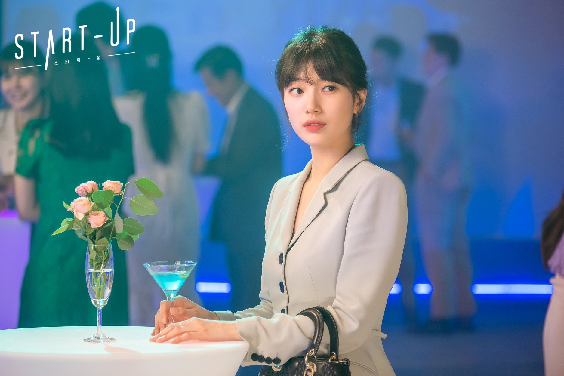 窮家女智秀於劇中穿上高級定製路線的韓國設計師品牌Avouavou湖水藍套裝，搭配經典的Lady Dior手袋。（《Start Up》劇照）