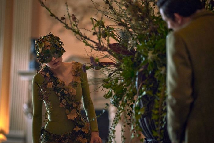【《王冠》（The Crown）第4季｜戴妃造型】1／戴妃第一集出场时，穿绿色紧身衣，让人认不出来。那其实是她初次碰到查理斯时，在排练时穿着的服饰。（《王冠》剧照）