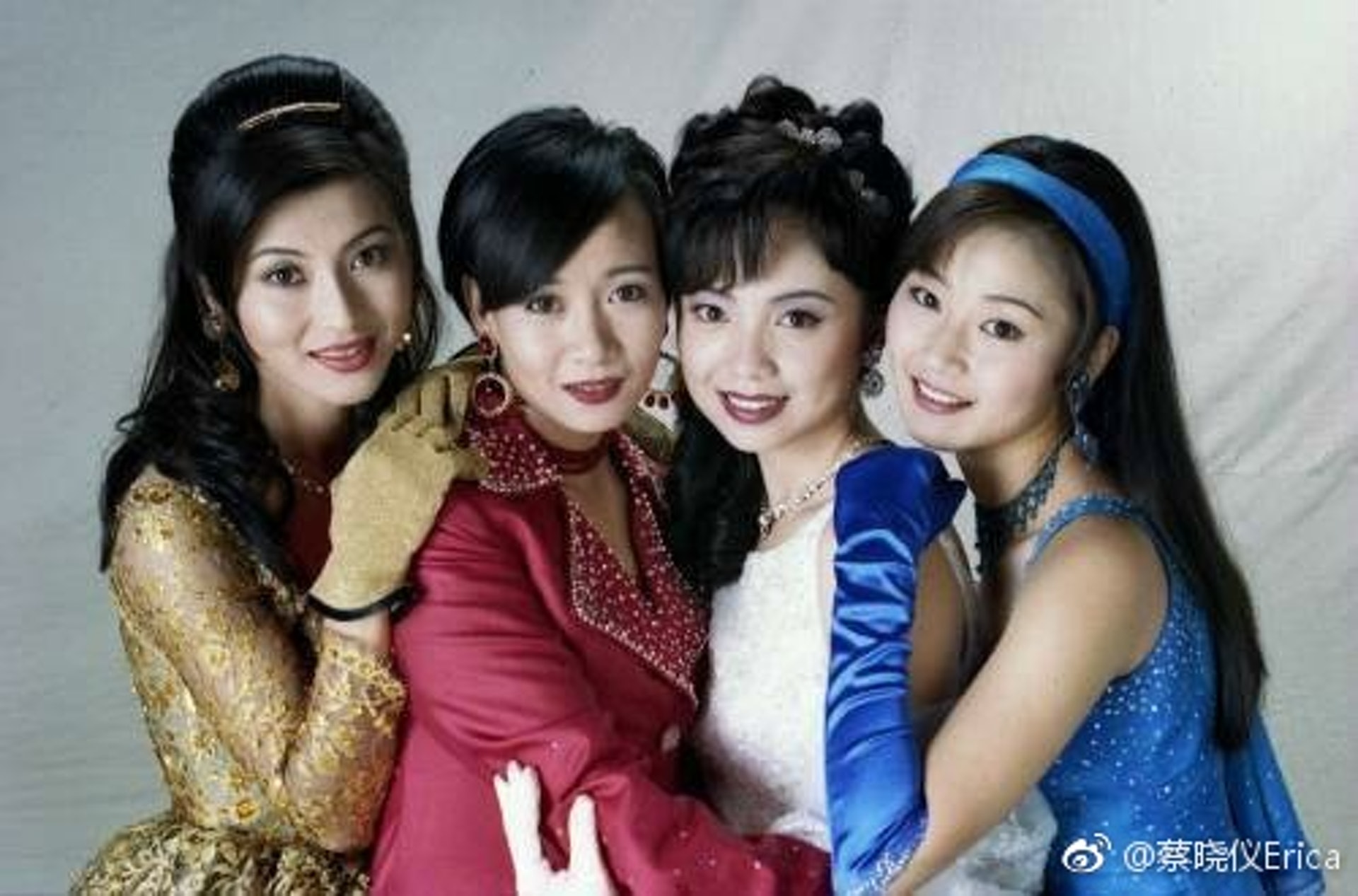 54岁蔡晓仪现身黄夏蕙寿宴,冻龄造型引热议:神似李嘉欣? 54岁蔡晓仪现身黄夏蕙寿宴,冻龄造型引热议:神似李嘉欣?
