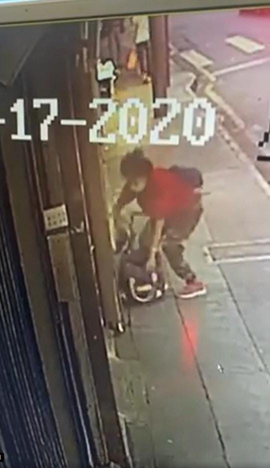 日前油麻地果欄發生偷貓案,一隻兩個月大的黑白幼貓「亞寶」被捉走。(Facebook@Maggie Lee) 日前油麻地果欄發生偷貓案,一隻兩個月大的黑白幼貓「亞寶」被捉走。(Facebook@Maggie Lee)