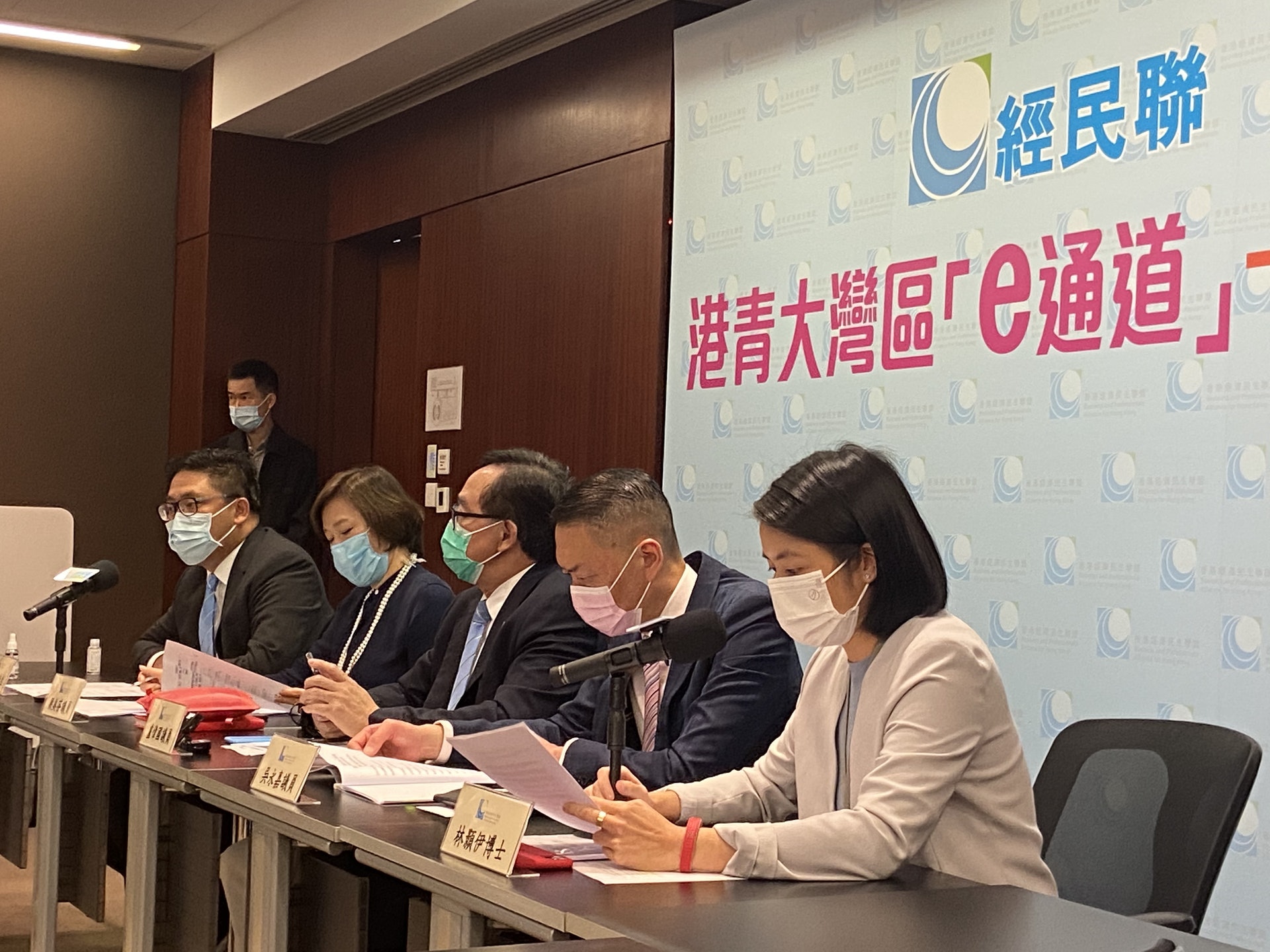香港經濟民生聯盟倡議設立「港青大灣區e通道」,幫助香港青少年到大灣區學習、就業和生活。(袁澍攝) 香港經濟民生聯盟倡議設立「港青大灣區e通道」,幫助香港青少年到大灣區學習、就業和生活。(袁澍攝)