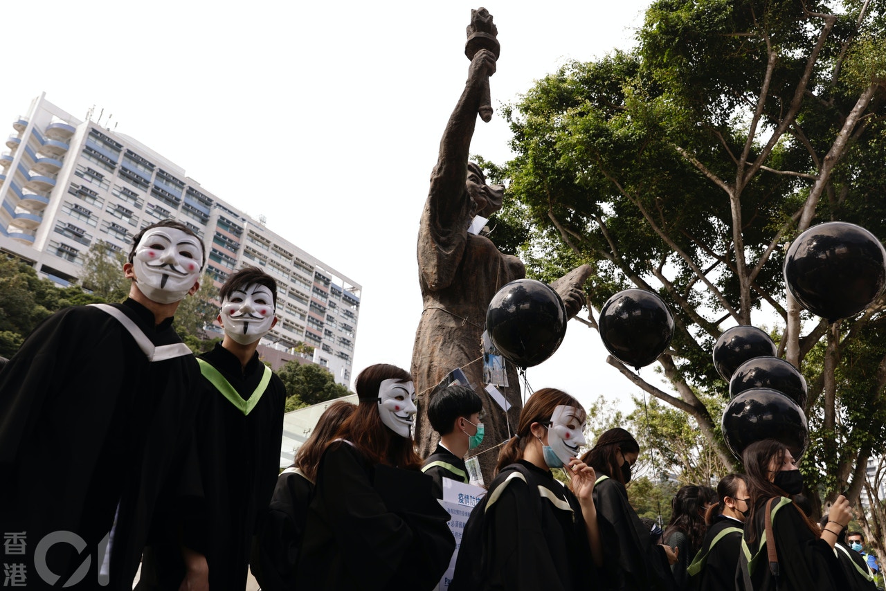 畢業生手持黑色汽球在民主女神像集合。（曾梓洋攝）