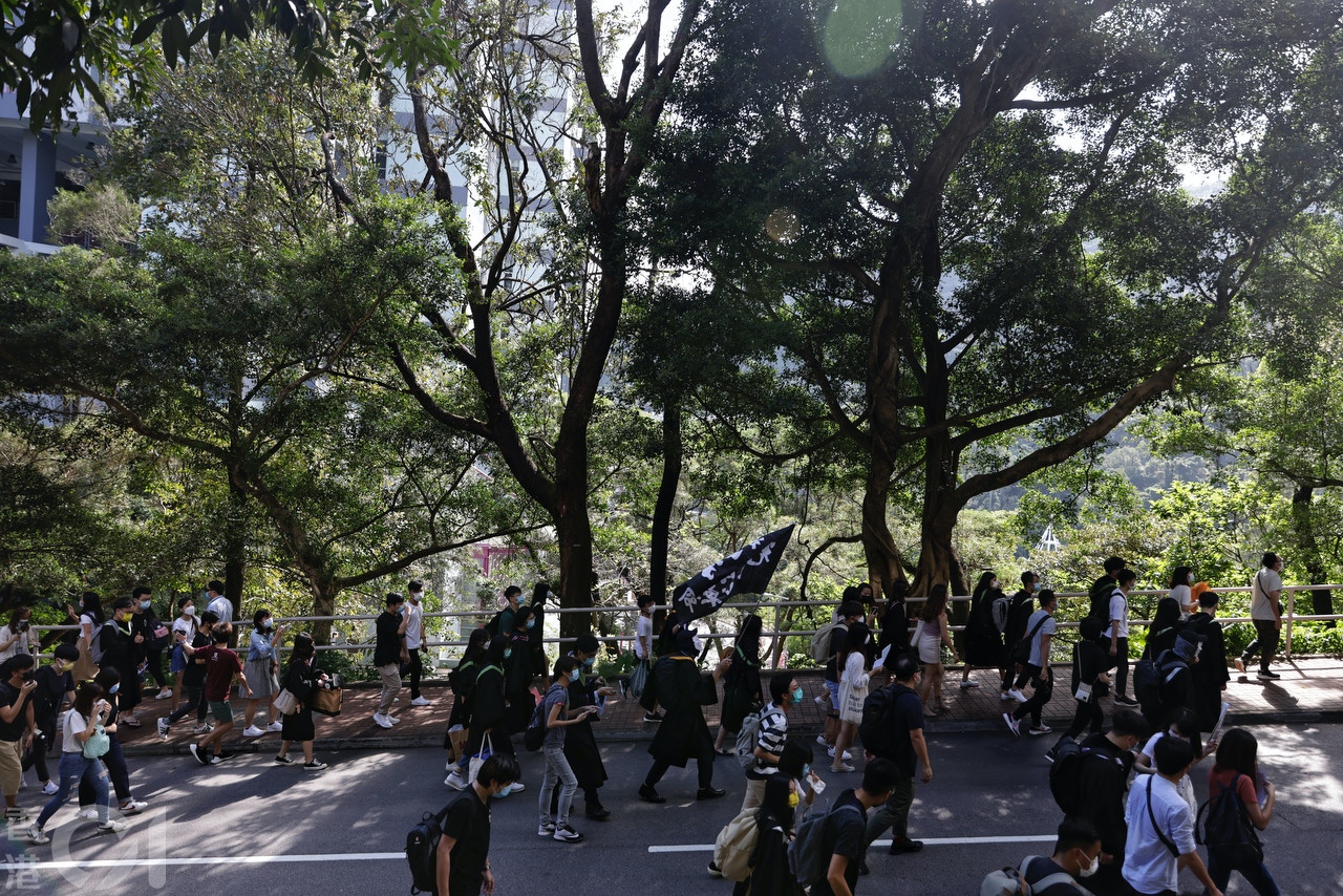 畢業生在校內遊行。（曾梓洋攝）