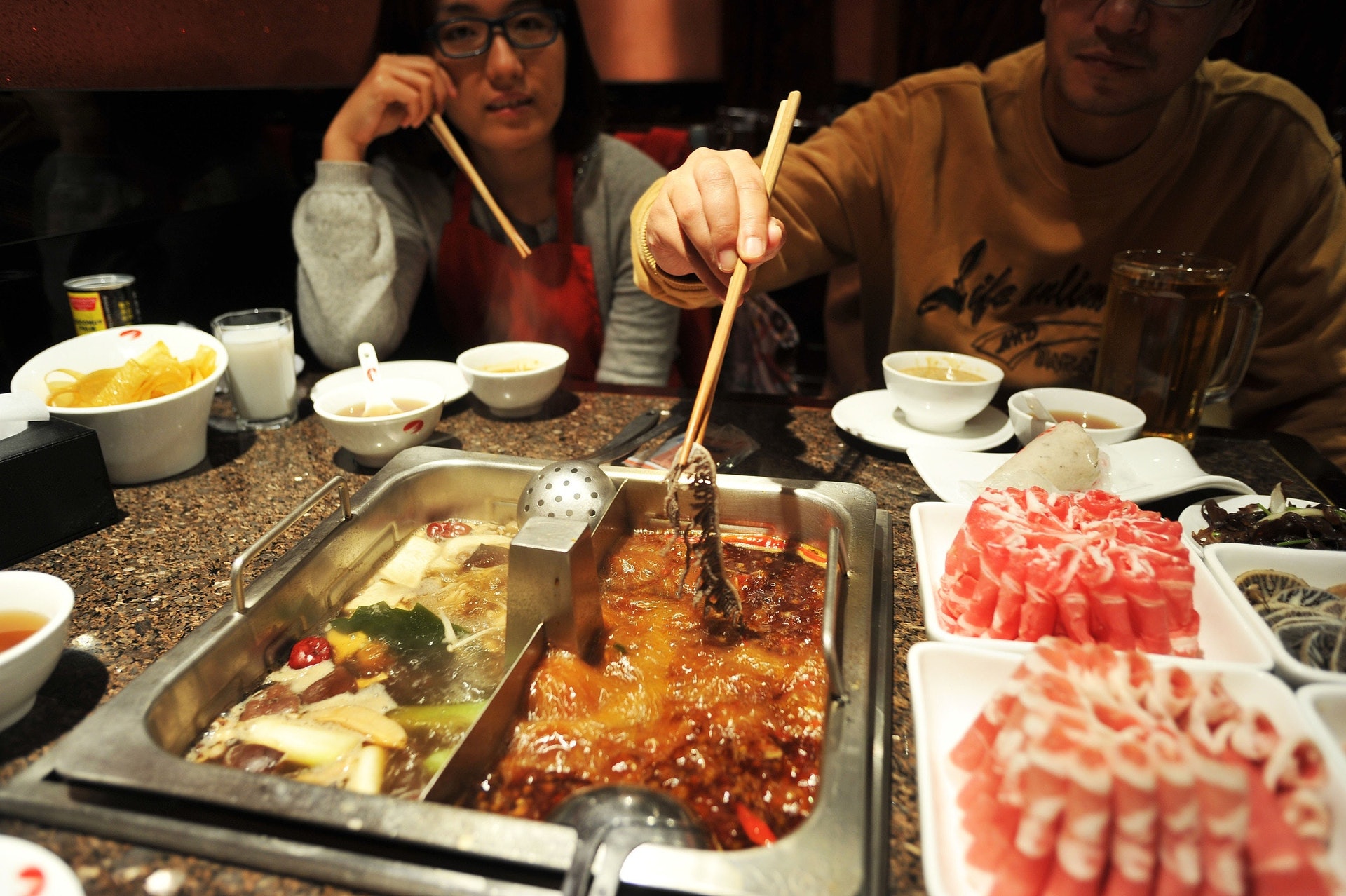 打邊爐進食時間比較長,不少人外出吃任食放題時,更容易因「唔執輸」心態而過量進食。(VCG) 打邊爐進食時間比較長,不少人外出吃任食放題時,更容易因「唔執輸」心態而過量進食。(VCG)