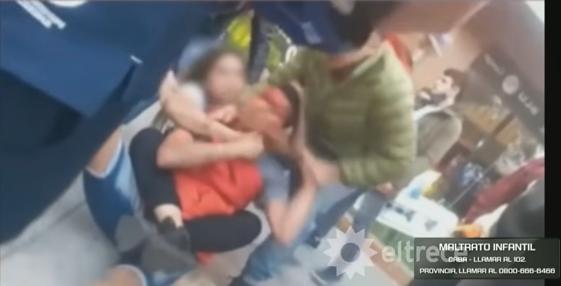 身高僅4尺11吋的Brisa使出MMA格鬥招式,用雙腳夾緊歹徒身軀,接着雙手勒在對方脖子上,將對方痛打在地(YouTube截圖 / eltrece) 身高僅4尺11吋的Brisa使出MMA格鬥招式,用雙腳夾緊歹徒身軀,接着雙手勒在對方脖子上,將對方痛打在地(YouTube截圖 / eltrece)