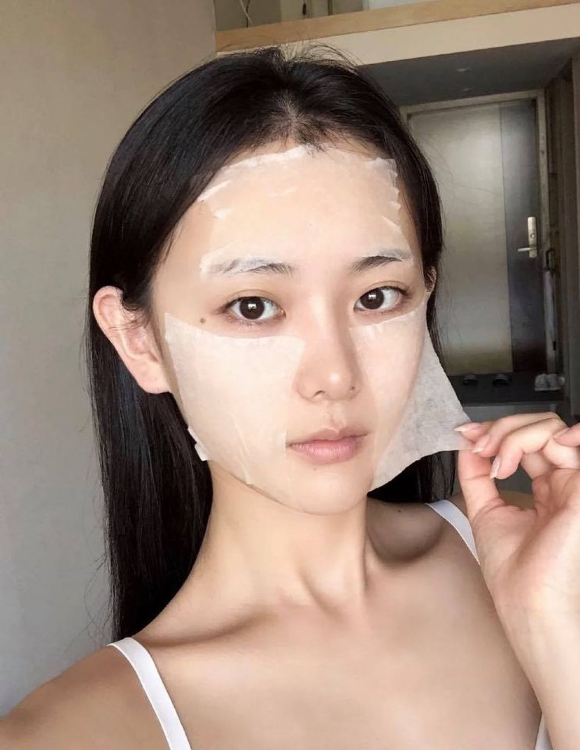 濕敷是以化妝水配合化妝棉使用的護膚方式,可鎮定同時為肌膚保濕。(ssoa@xiaohongshu) 濕敷是以化妝水配合化妝棉使用的護膚方式,可鎮定同時為肌膚保濕。(ssoa@xiaohongshu)