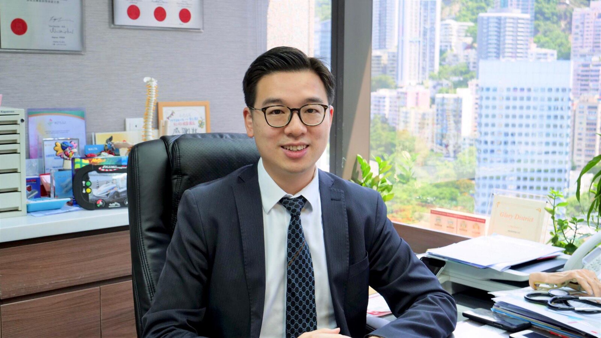 風濕科專科醫生陳柏滔醫生表示,會患上紅斑狼瘡的高危因素至今仍未掌握,家族遺傳是其一因素,而女性患病機會高,尤其在壯年為高風險。至於如何避免患病,他則表示,需要維持個良好生活習慣以及遠離煙、酒。(受訪者提供圖片)