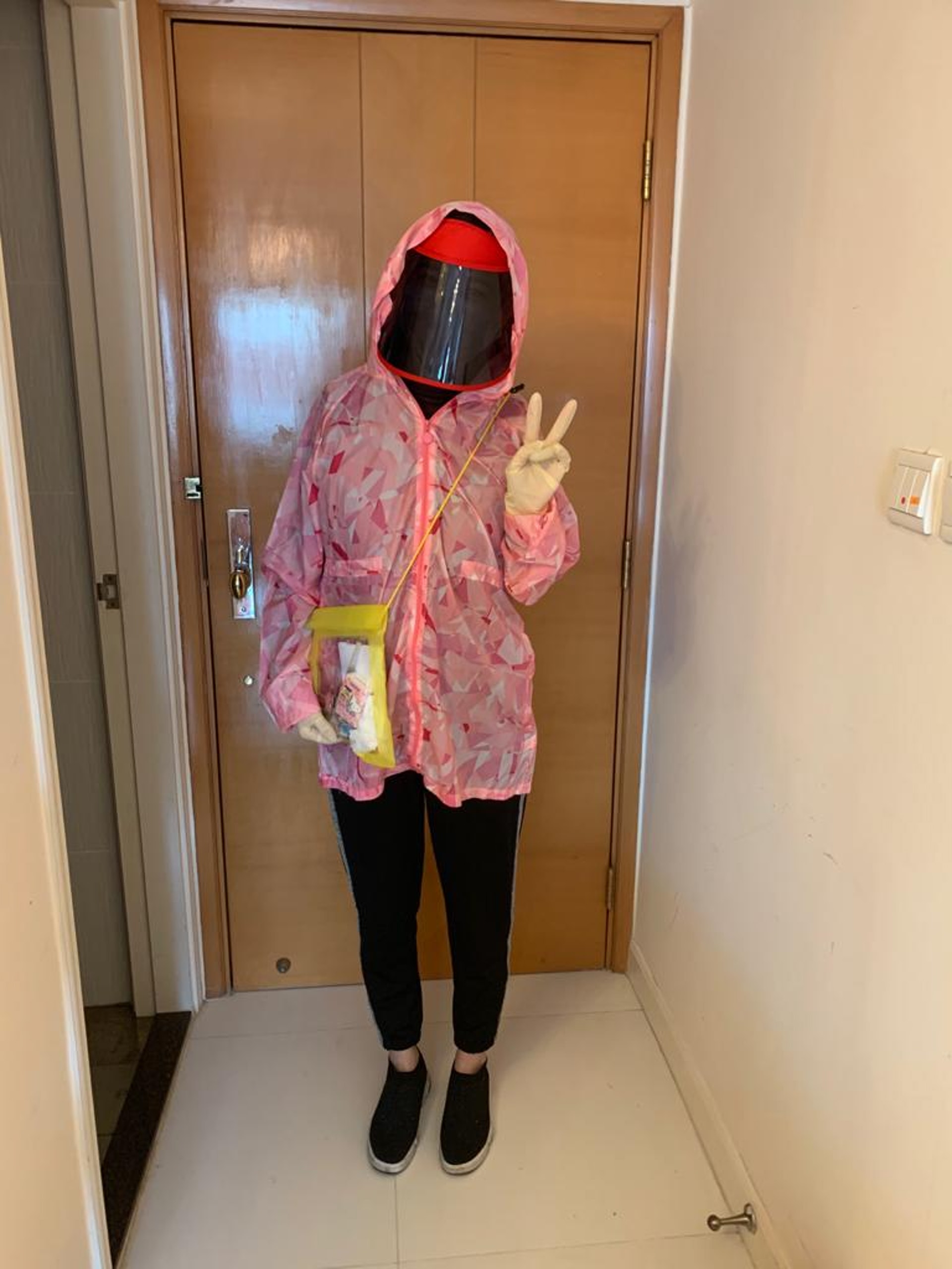 現時琪琪出外均需要全副武裝。「無論天氣怎樣熱,我也要穿長袖衣物,防止紫外光照射」。(受訪者提供圖片)