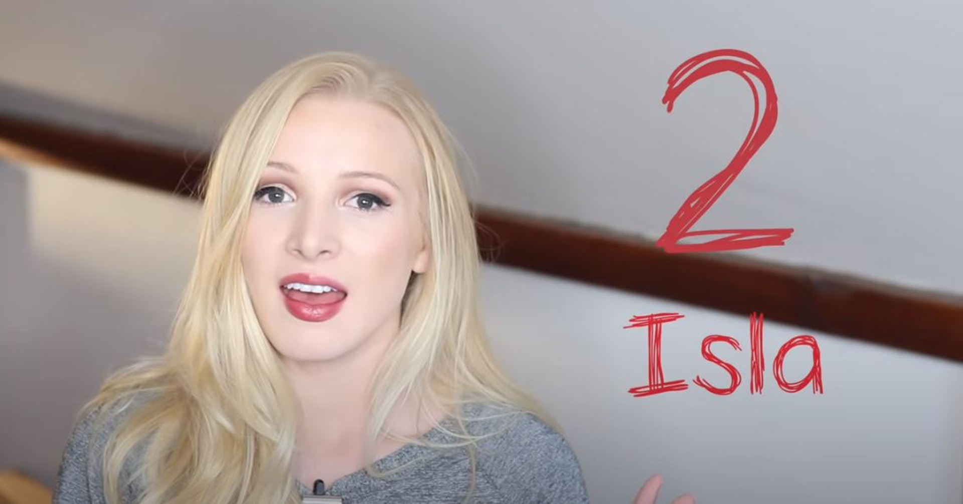 2)Isla
名字中的「s」是無聲字母(silent letter),正確讀音是「I-la」。(YouTube「English with Lucy」截圖) 2)Isla
名字中的「s」是無聲字母(silent letter),正確讀音是「I-la」。(YouTube「English with Lucy」截圖)