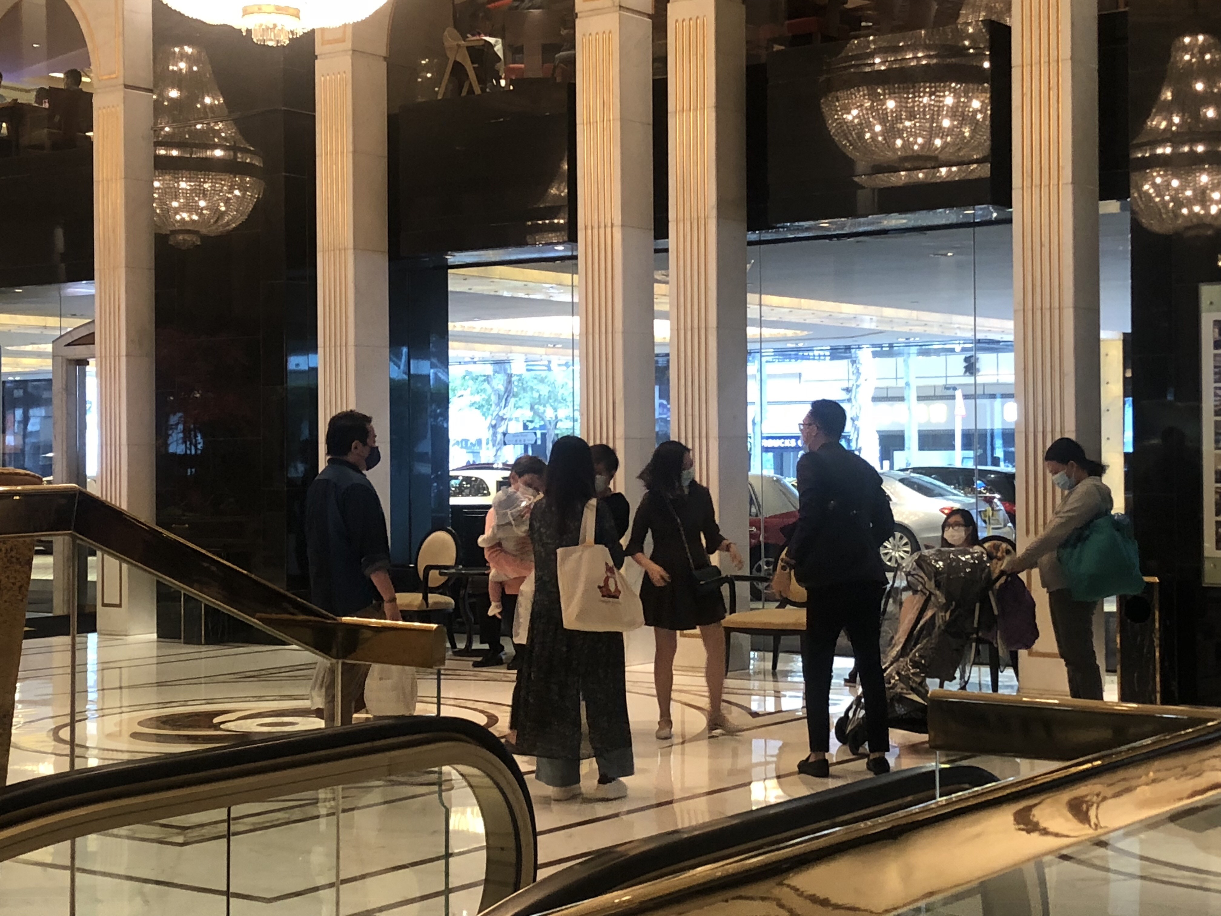 九龍香格里拉大酒店內，有多人在大堂中央聊天。（胡家欣攝）