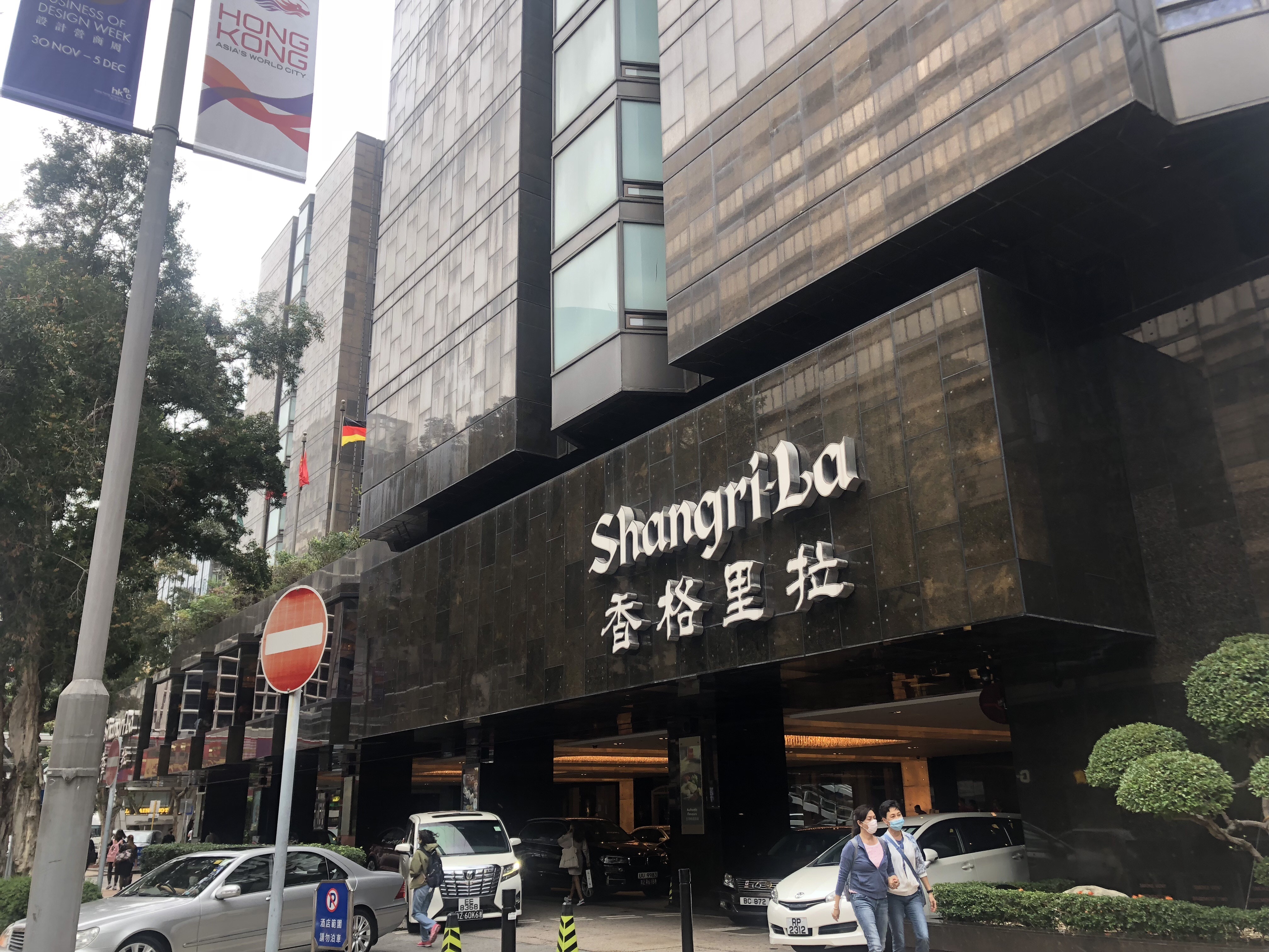 有不少市民到九龍香格里拉大酒店「Staycation」。（胡家欣攝）