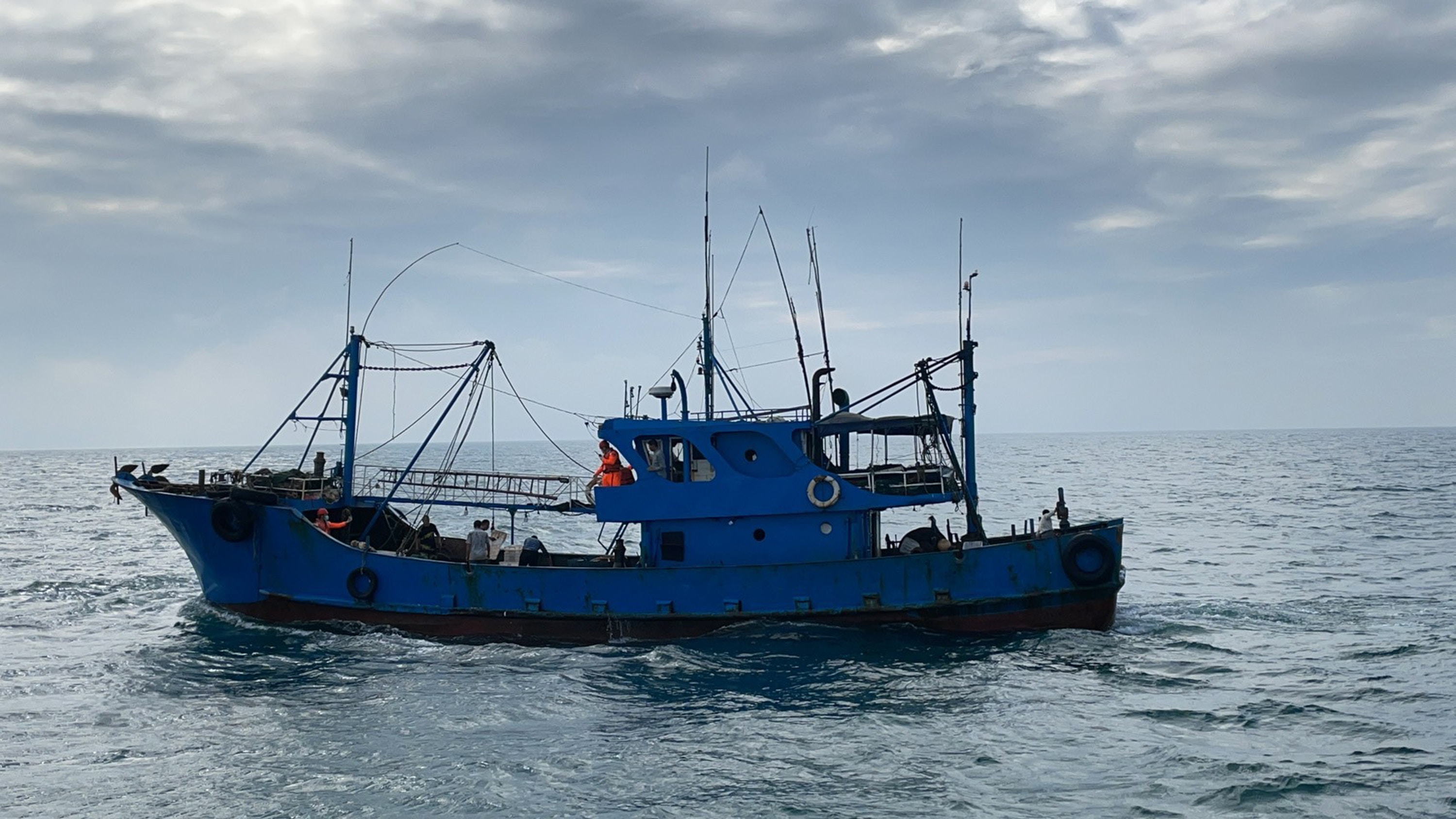 福建漁船被控 越界捕魚 台中海巡隊扣押6人查獲1千公斤漁獲 福建漁船被控 越界捕魚 台中海巡隊扣押6人查獲1千公斤漁獲