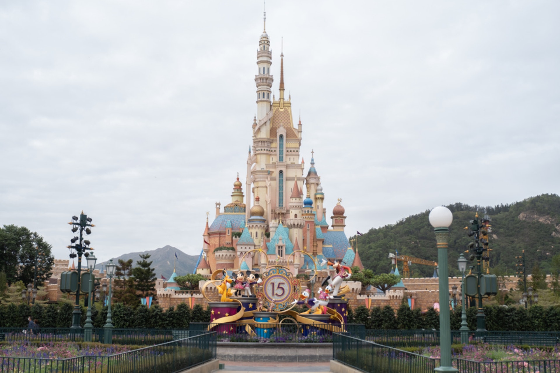 香港迪士尼樂園公布,由6月2日至28日期間,所有醫院管理局員工及已注射至少一劑新冠疫苗的樂園客人,可免費領取價值約250元的禮品包1份。(資料圖片/梁鵬威攝) 香港迪士尼樂園公布,由6月2日至28日期間,所有醫院管理局員工及已注射至少一劑新冠疫苗的樂園客人,可免費領取價值約250元的禮品包1份。(資料圖片/梁鵬威攝)