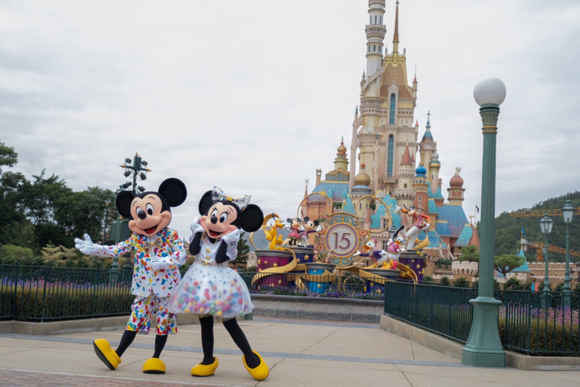 香港迪士尼樂園公布,由6月2日至28日期間,所有醫院管理局員工及已注射至少一劑新冠疫苗的樂園客人,可免費領取價值約250元的禮品包1份。(資料圖片/梁鵬威攝) 香港迪士尼樂園公布,由6月2日至28日期間,所有醫院管理局員工及已注射至少一劑新冠疫苗的樂園客人,可免費領取價值約250元的禮品包1份。(資料圖片/梁鵬威攝)