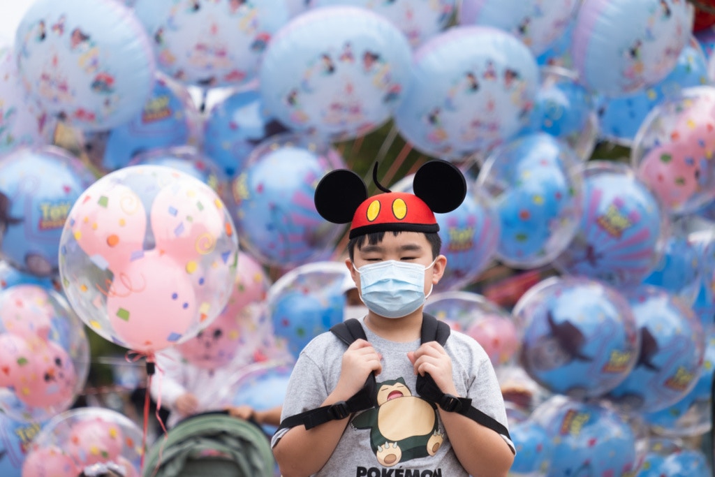 香港迪士尼樂園公布，由6月2日至28日期間，所有醫院管理局員工及已注射至少一劑新冠疫苗的樂園客人，可免費領取價值約250元的禮品包1份。(資料圖片／梁鵬威攝)