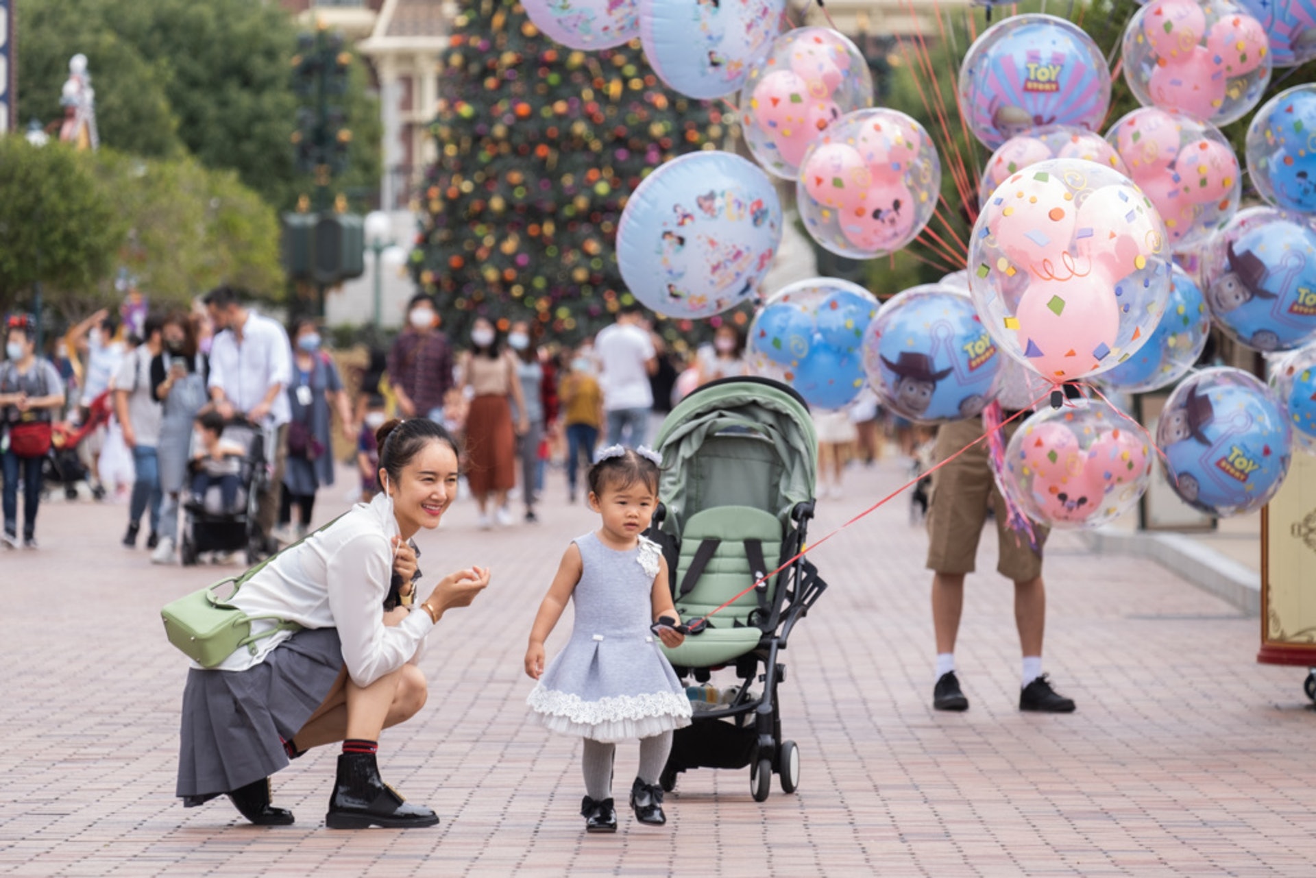香港迪士尼樂園公布,由6月2日至28日期間,所有醫院管理局員工及已注射至少一劑新冠疫苗的樂園客人,可免費領取價值約250元的禮品包1份。(資料圖片/梁鵬威攝) 香港迪士尼樂園公布,由6月2日至28日期間,所有醫院管理局員工及已注射至少一劑新冠疫苗的樂園客人,可免費領取價值約250元的禮品包1份。(資料圖片/梁鵬威攝)