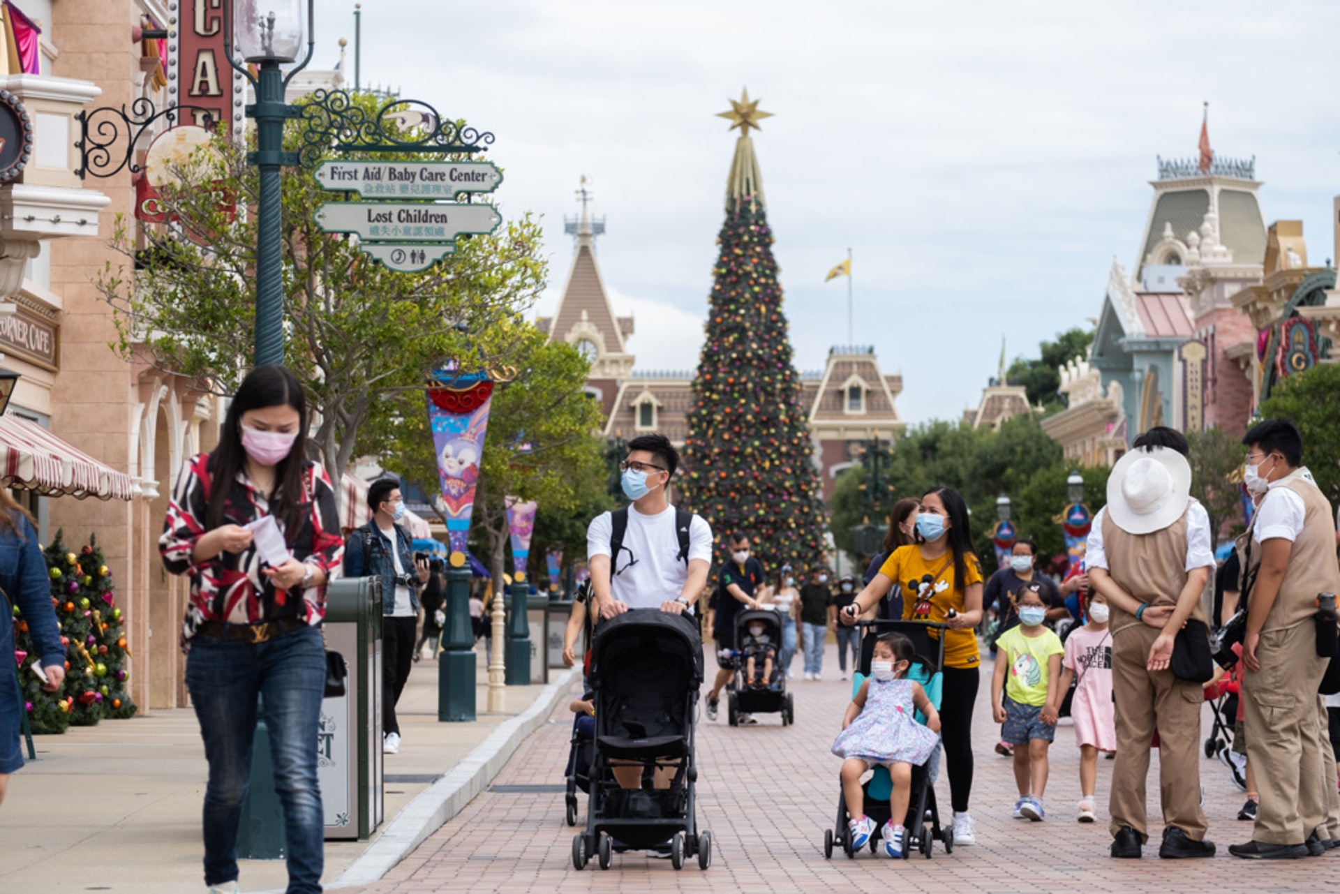 香港迪士尼樂園公布,由6月2日至28日期間,所有醫院管理局員工及已注射至少一劑新冠疫苗的樂園客人,可免費領取價值約250元的禮品包1份。(資料圖片/梁鵬威攝) 香港迪士尼樂園公布,由6月2日至28日期間,所有醫院管理局員工及已注射至少一劑新冠疫苗的樂園客人,可免費領取價值約250元的禮品包1份。(資料圖片/梁鵬威攝)
