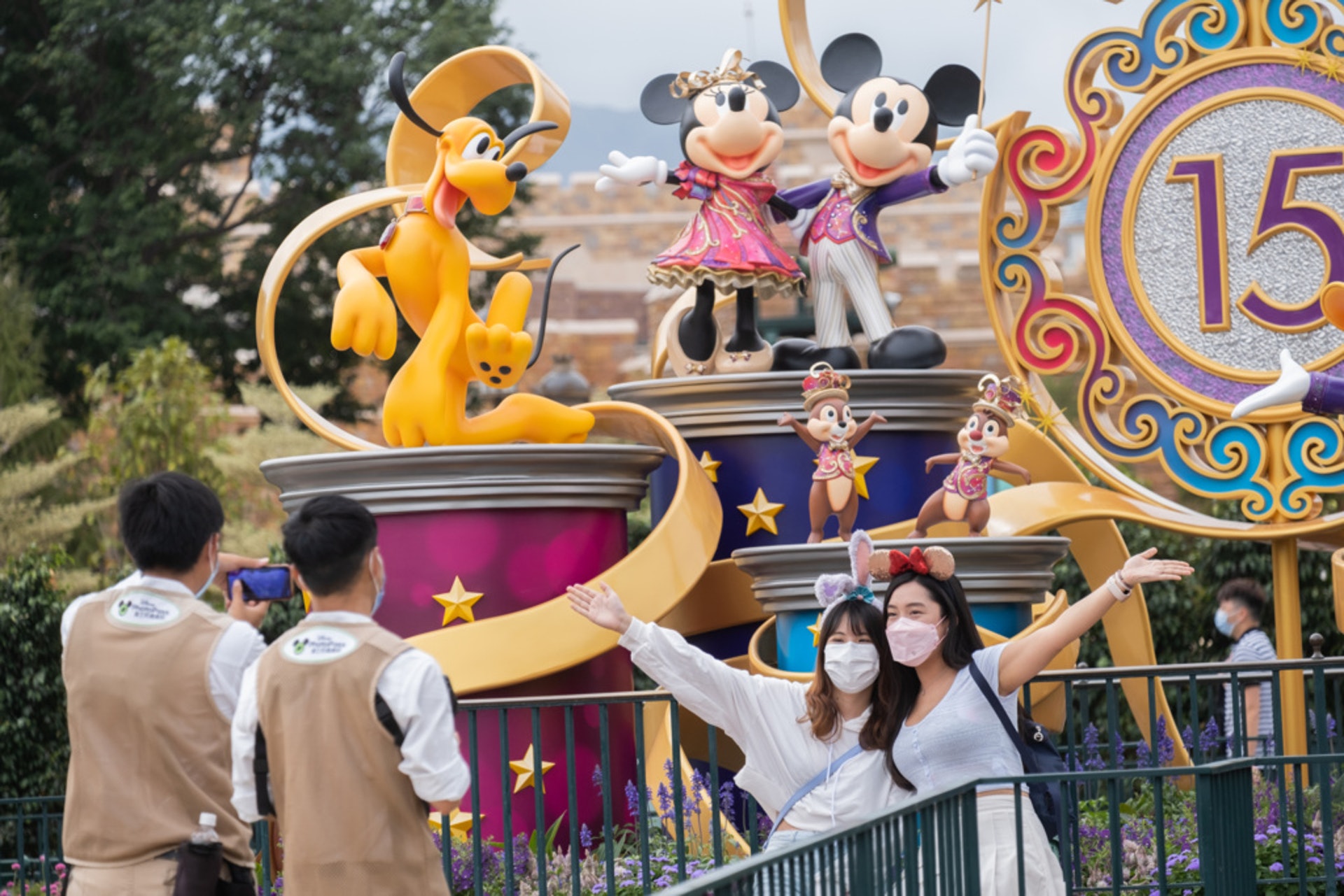 香港迪士尼樂園公布,由6月2日至28日期間,所有醫院管理局員工及已注射至少一劑新冠疫苗的樂園客人,可免費領取價值約250元的禮品包1份。(資料圖片/梁鵬威攝) 香港迪士尼樂園公布,由6月2日至28日期間,所有醫院管理局員工及已注射至少一劑新冠疫苗的樂園客人,可免費領取價值約250元的禮品包1份。(資料圖片/梁鵬威攝)