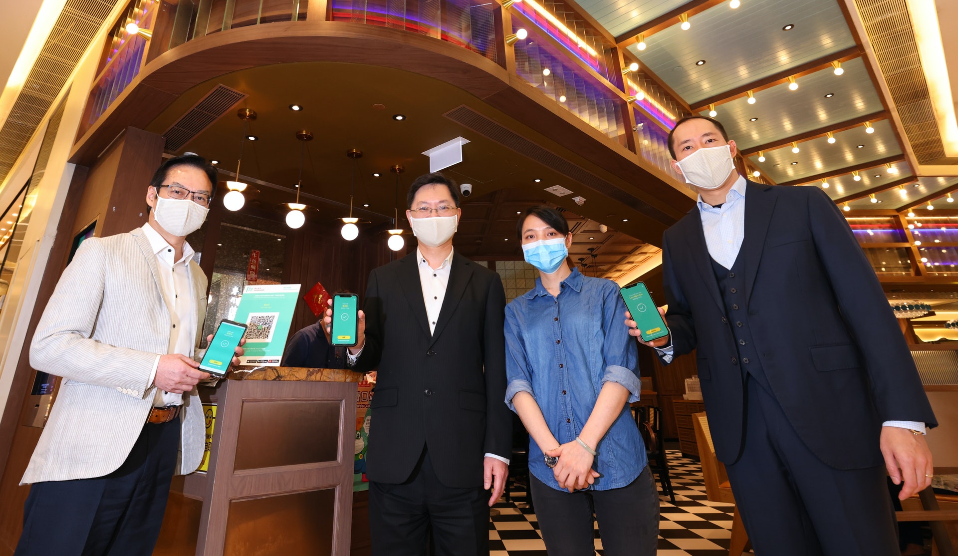 薛永恒(左二)、韋志成(左一)及黃永光(右一)到荃新天地商場,聽取茶餐廳店長講述應用「安心出行」流動應用程式的好處。(市建局提供) 薛永恒(左二)、韋志成(左一)及黃永光(右一)到荃新天地商場,聽取茶餐廳店長講述應用「安心出行」流動應用程式的好處。(市建局提供)