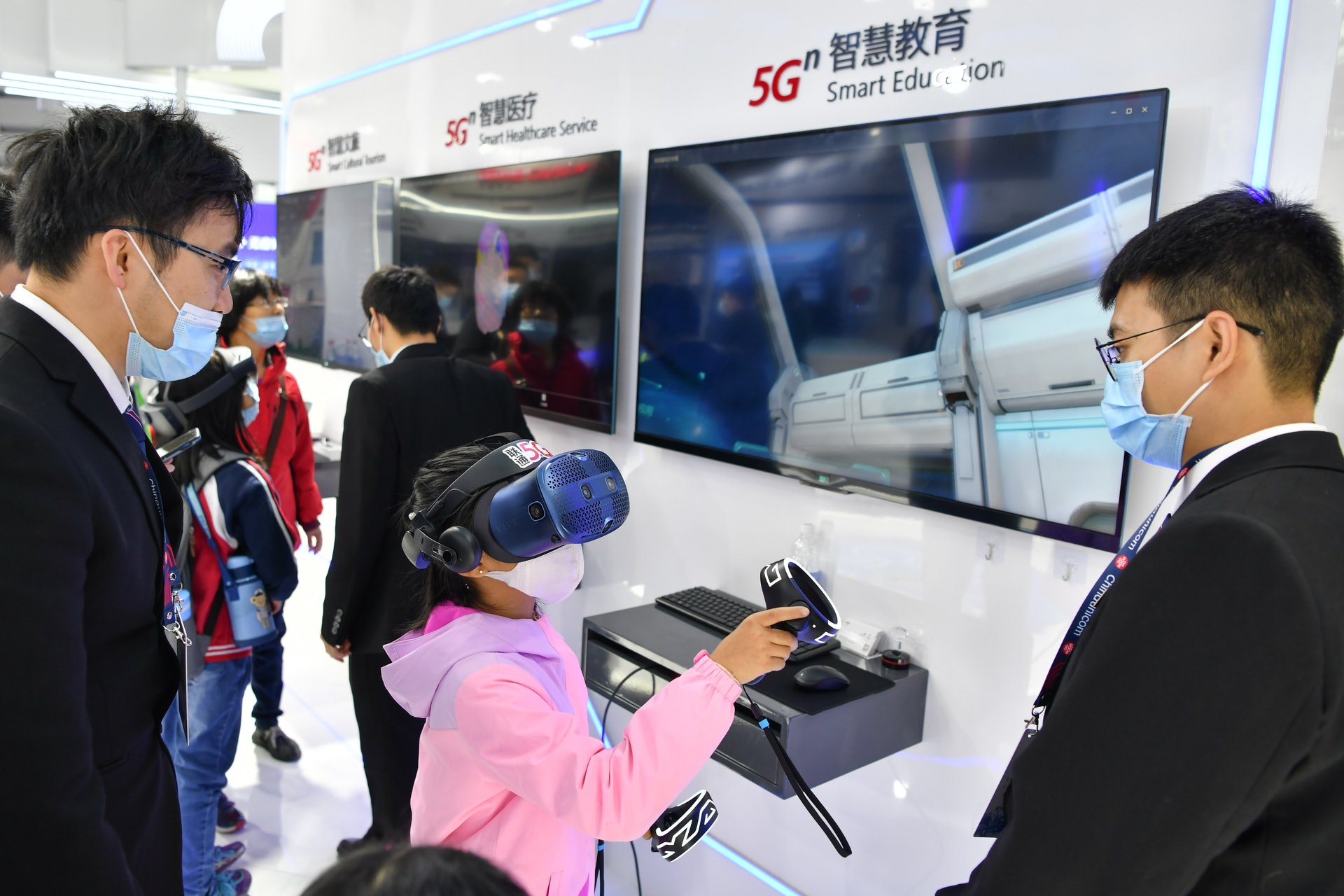 2020年世界互聯網大會「互聯網之光」博覽會在烏鎮開幕,企業著力展示人工智能、雲計算、大數據等領域的新產品。(新華社) 2020年世界互聯網大會「互聯網之光」博覽會在烏鎮開幕,企業著力展示人工智能、雲計算、大數據等領域的新產品。(新華社)