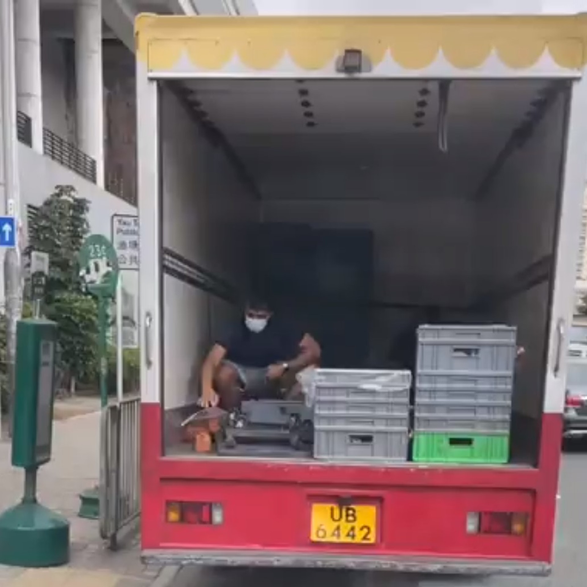 【1】片段開始,已見沒有入袋的麵包散落貨車車斗內。(網上影片截圖) 【1】片段開始,已見沒有入袋的麵包散落貨車車斗內。(網上影片截圖)