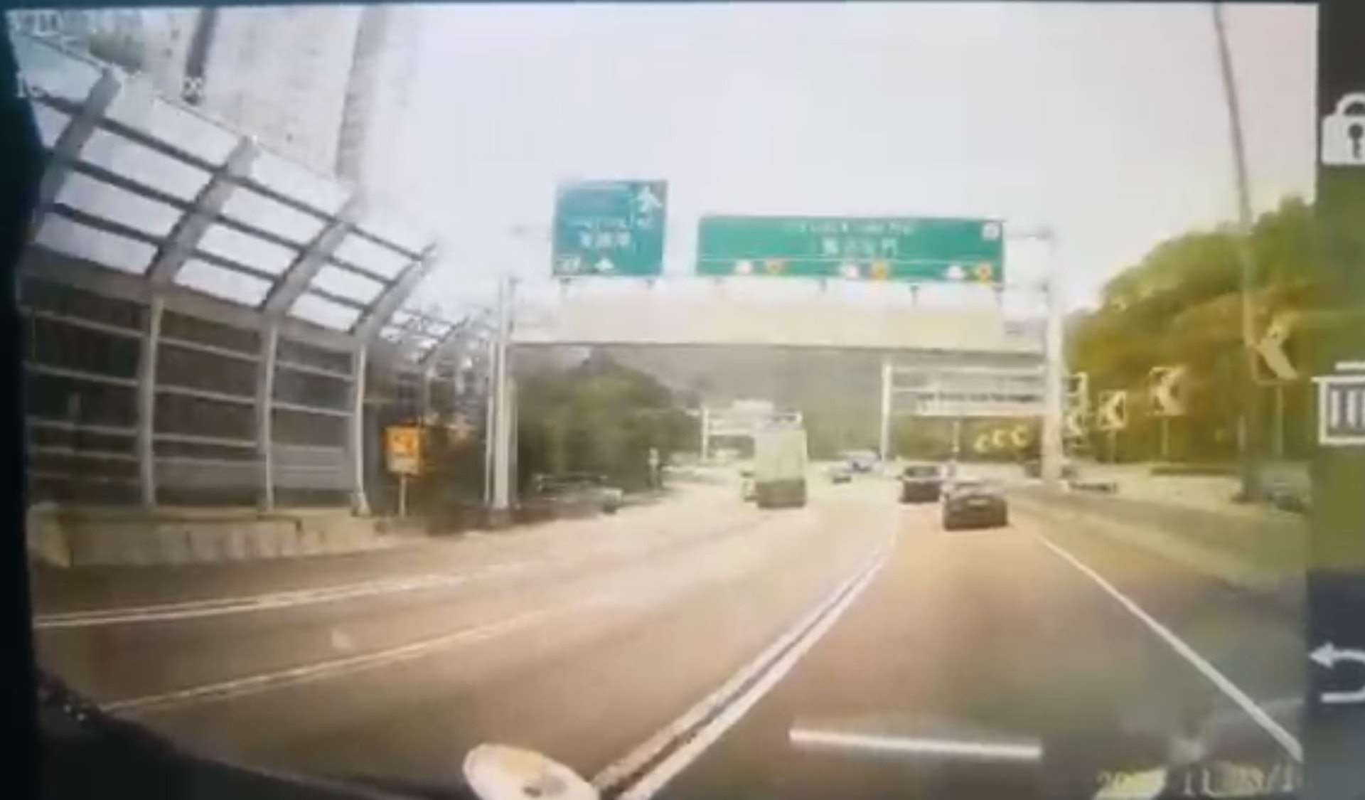 網上流傳事發情況的車cam片,可見貨車沿左線而行。(網上影片截圖) 網上流傳事發情況的車cam片,可見貨車沿左線而行。(網上影片截圖)