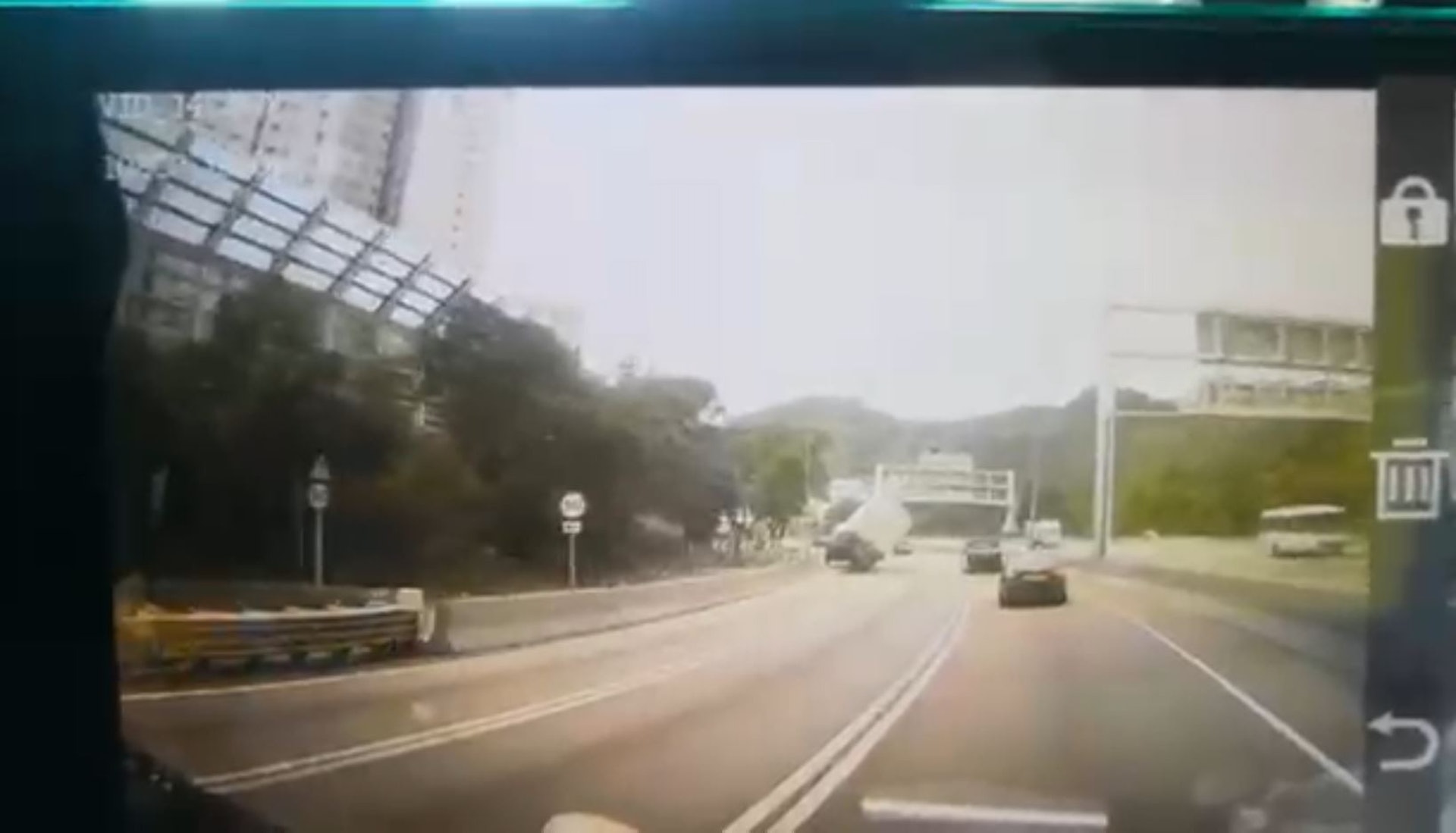 貨車向右傾側。(網上影片截圖) 貨車向右傾側。(網上影片截圖)