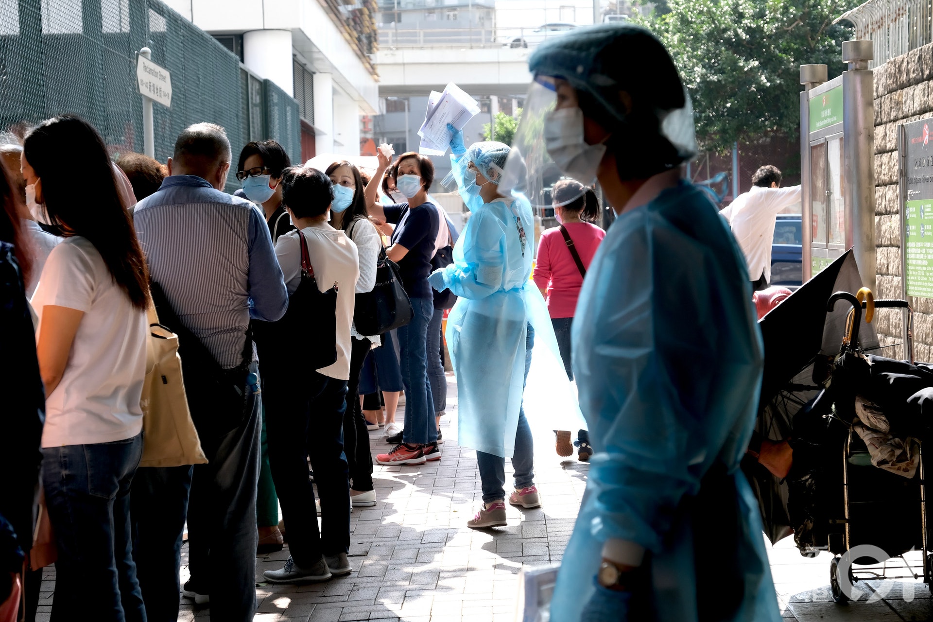 油麻地梁顯利社區中心外跳舞群組隊伍有約30人排隊,輪候時間需約2小時。(歐嘉樂攝) 油麻地梁顯利社區中心外跳舞群組隊伍有約30人排隊,輪候時間需約2小時。(歐嘉樂攝)