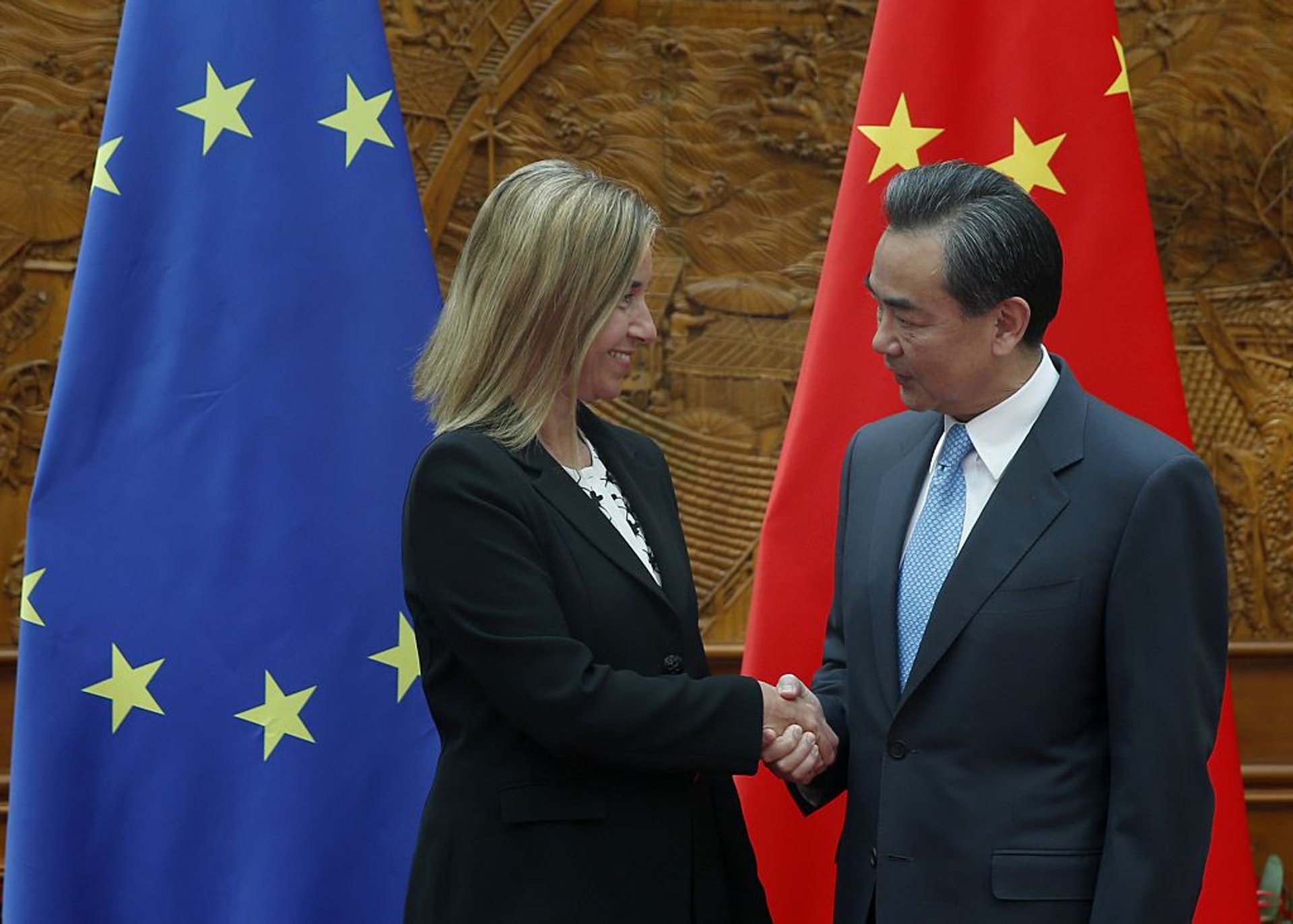 中歐關係:歐盟外交政策專員莫蓋里尼2015年5月6日與王毅在北京見面。(Getty) 中歐關係:歐盟外交政策專員莫蓋里尼2015年5月6日與王毅在北京見面。(Getty)