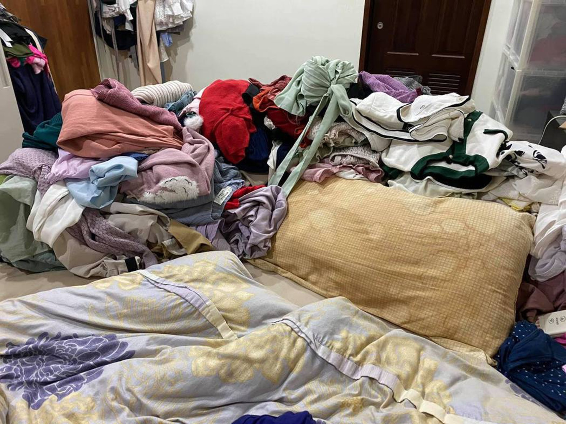 高嘉瑜指她因為囤物症,租屋處東西堆積如山,像資源回收廠,因此無法搬家。(高嘉瑜Facebook) 高嘉瑜指她因為囤物症,租屋處東西堆積如山,像資源回收廠,因此無法搬家。(高嘉瑜Facebook)