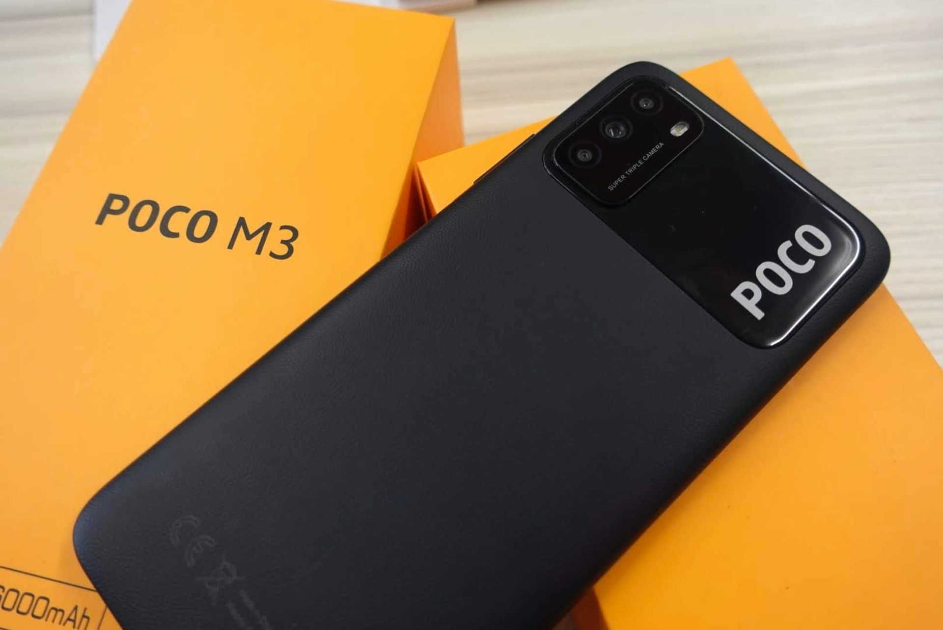 作為 POCO 獨立後的首作,POCO M3 在設計上特地加大了品牌的字體並放在當眼之處,為的是讓 Fans 們拿出手機時更感驕傲(蔡浩騰 攝) 作為 POCO 獨立後的首作,POCO M3 在設計上特地加大了品牌的字體並放在當眼之處,為的是讓 Fans 們拿出手機時更感驕傲(蔡浩騰 攝)