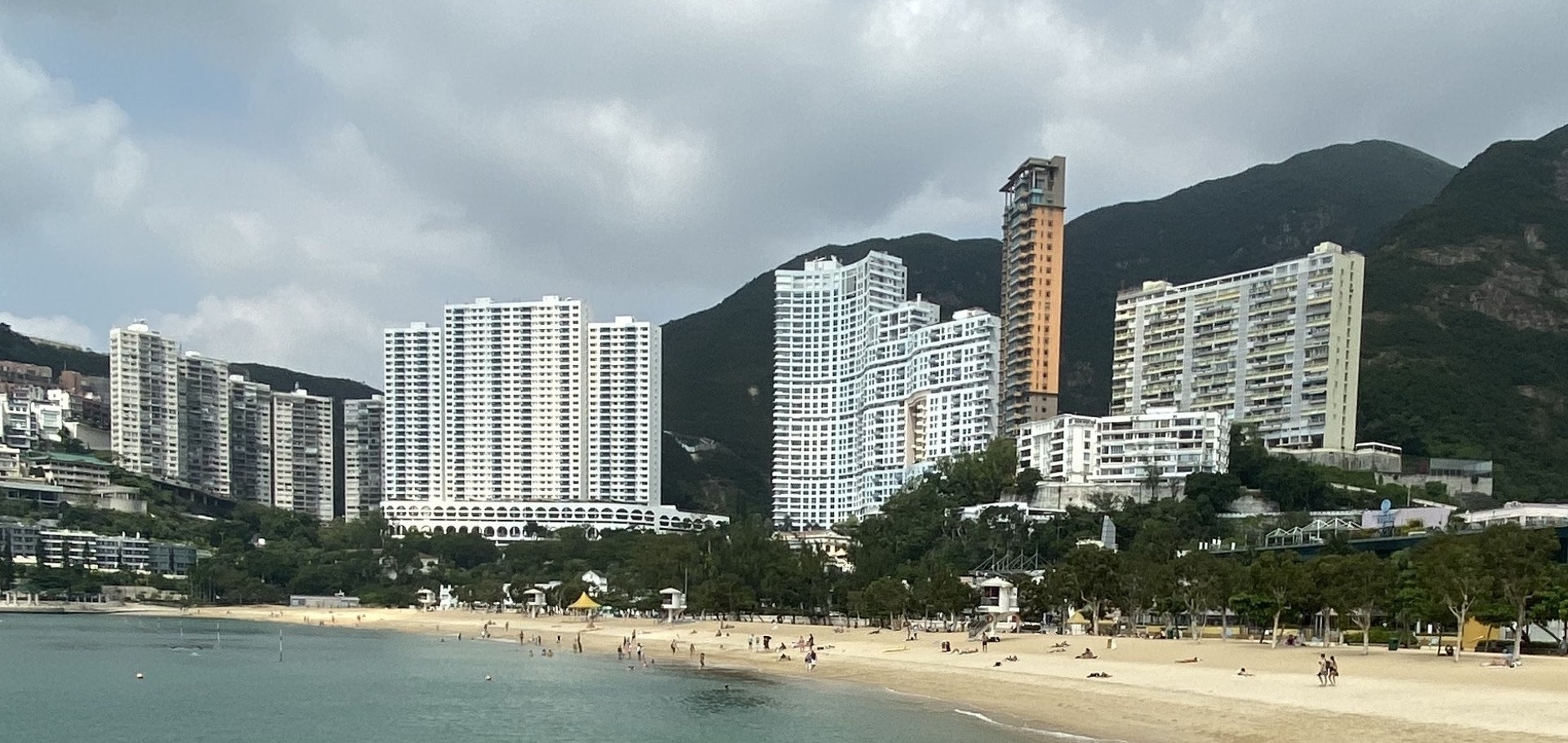 淺水灣麗景道24號麗景園(圖左側一排高廈)第二波曾有患者居住,這一波再次有居民確診。(資料圖片) 淺水灣麗景道24號麗景園(圖左側一排高廈)第二波曾有患者居住,這一波再次有居民確診。(資料圖片)