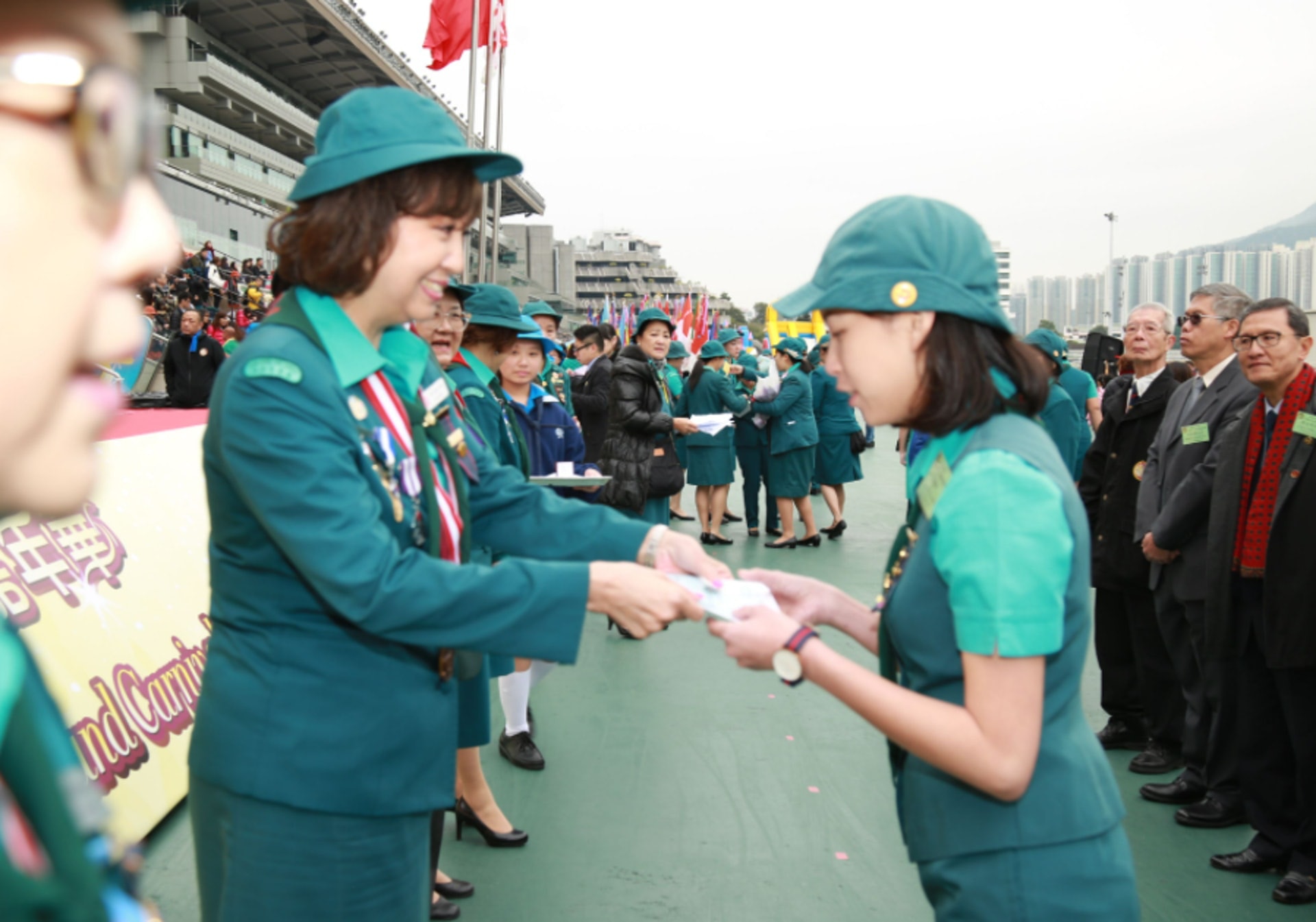 遠東發展有限公司執行董事、主席兼行政總裁邱達昌的夫人邱吳惠平（左）親認確診新冠肺炎，強調非跳舞群組。